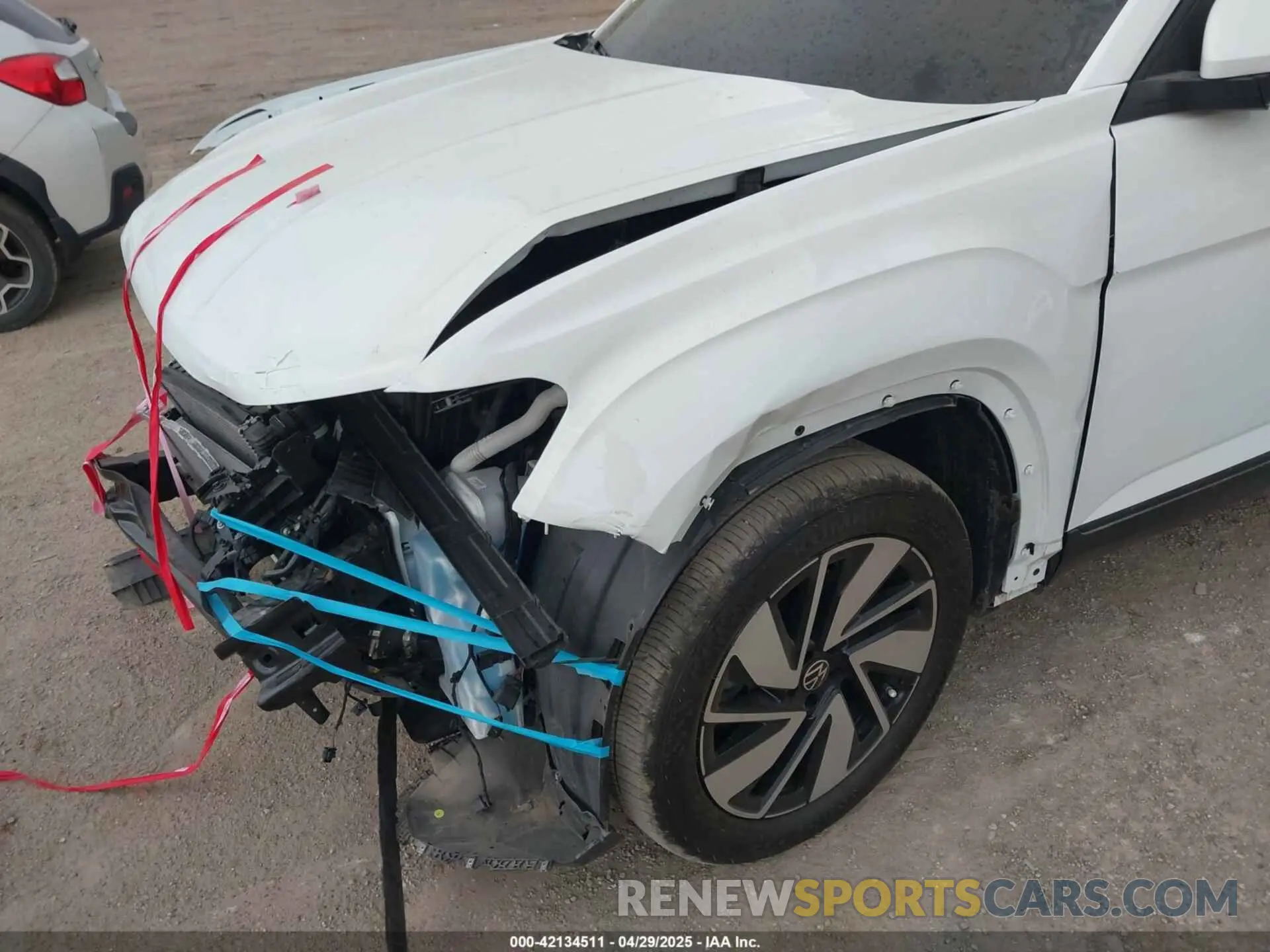 17 Photograph of a damaged car 1V2HR2CA2RC604880 VOLKSWAGEN ATLAS 2024