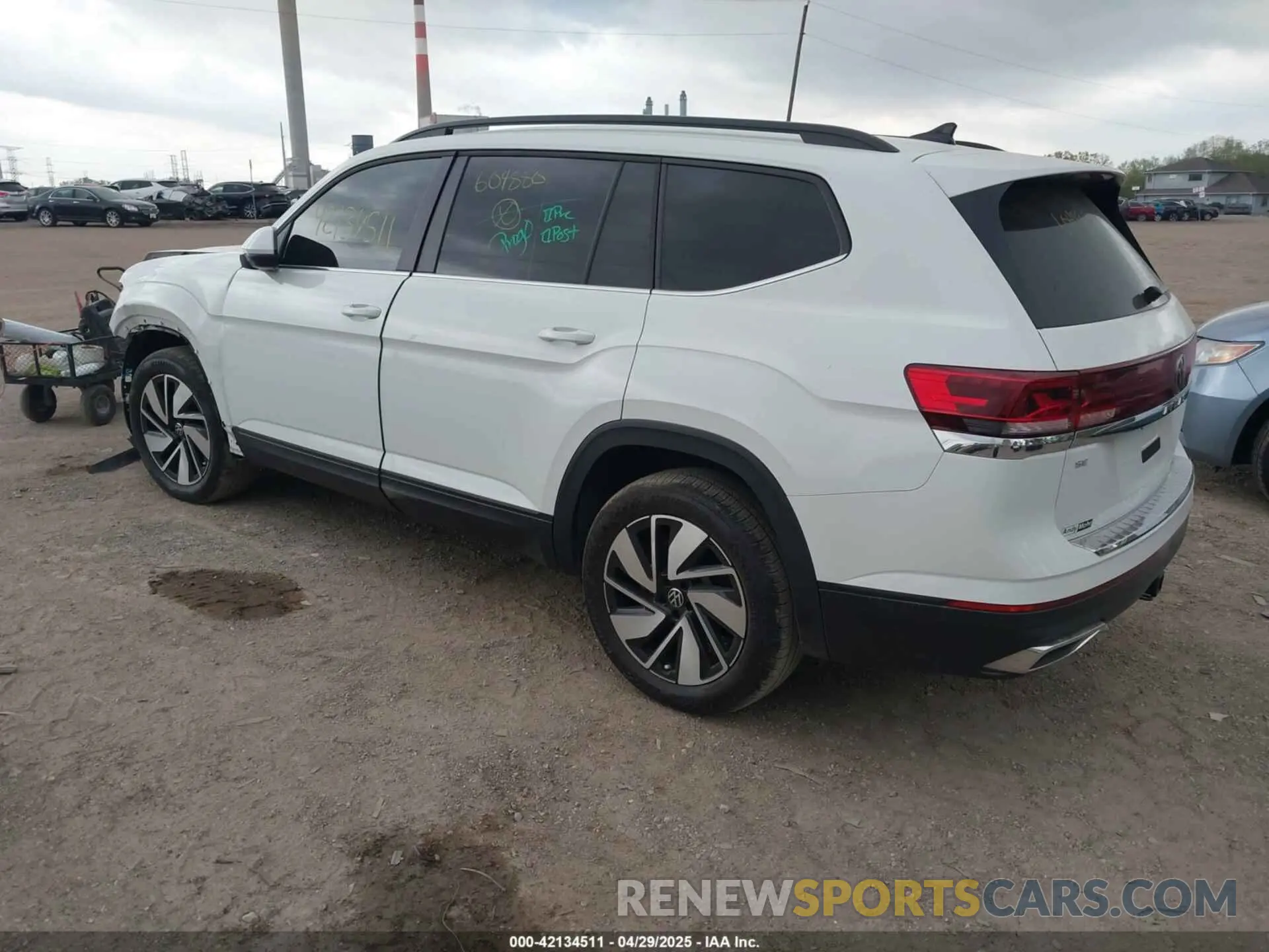 3 Photograph of a damaged car 1V2HR2CA2RC604880 VOLKSWAGEN ATLAS 2024