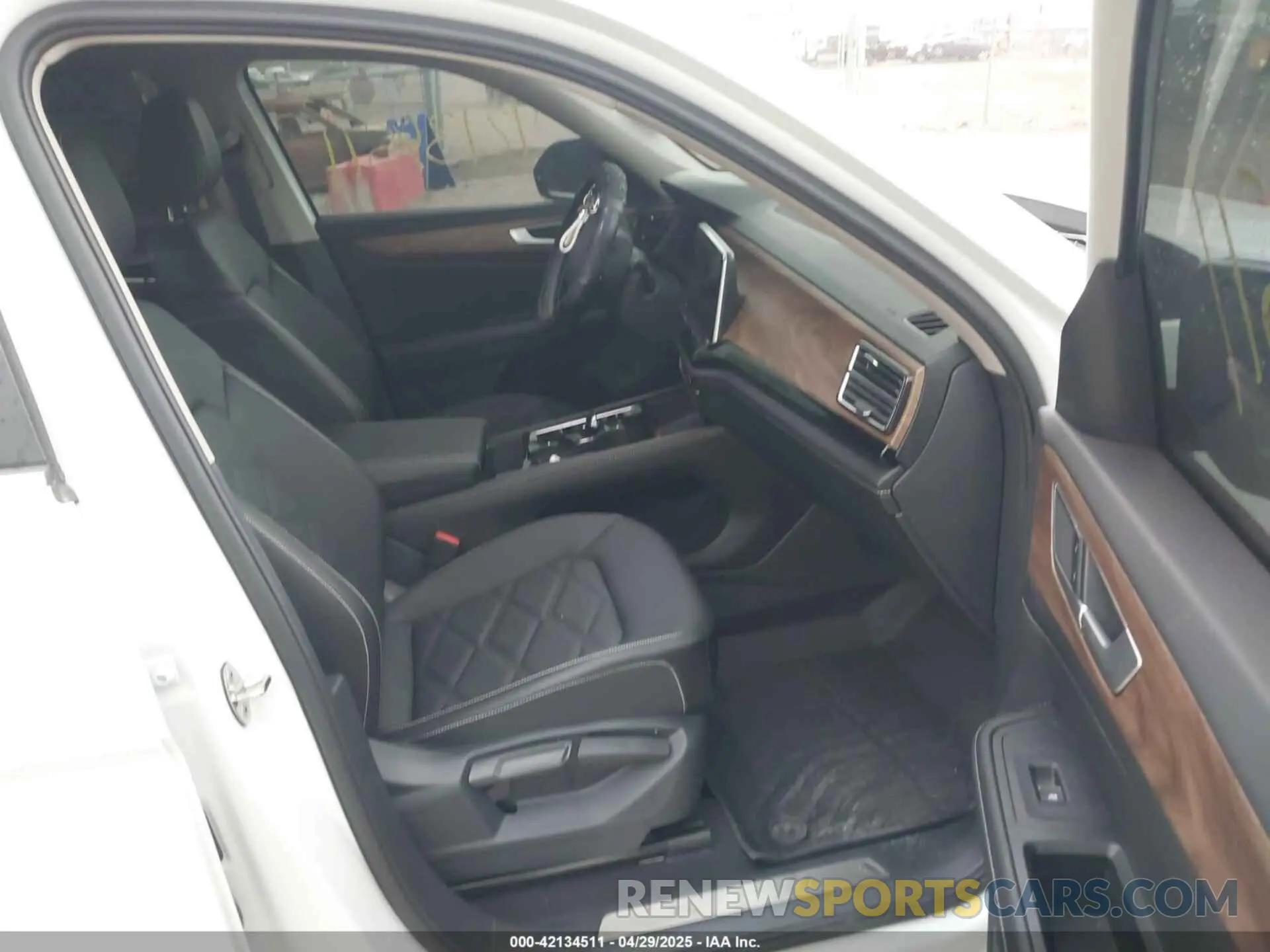 5 Photograph of a damaged car 1V2HR2CA2RC604880 VOLKSWAGEN ATLAS 2024
