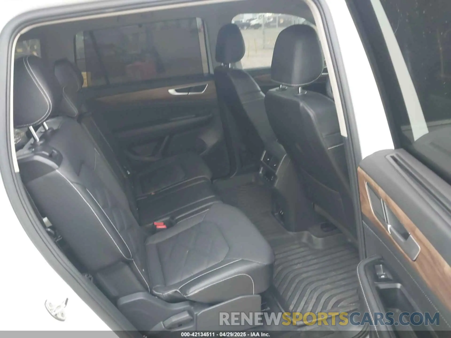 8 Photograph of a damaged car 1V2HR2CA2RC604880 VOLKSWAGEN ATLAS 2024
