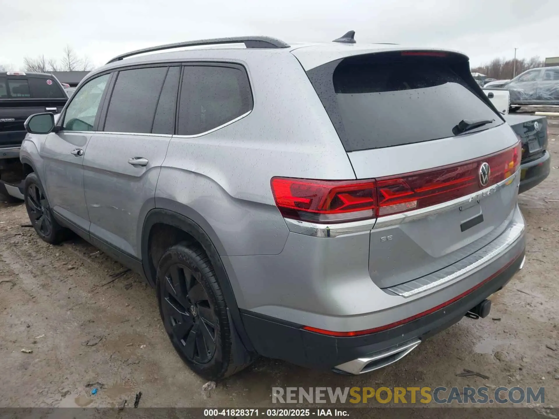 3 Photograph of a damaged car 1V2HR2CA4RC593252 VOLKSWAGEN ATLAS 2024