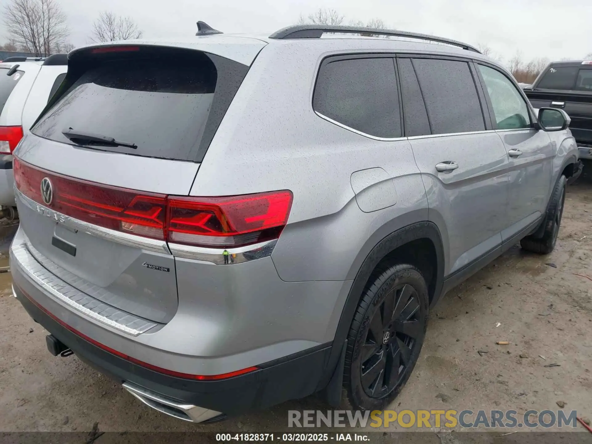 4 Photograph of a damaged car 1V2HR2CA4RC593252 VOLKSWAGEN ATLAS 2024