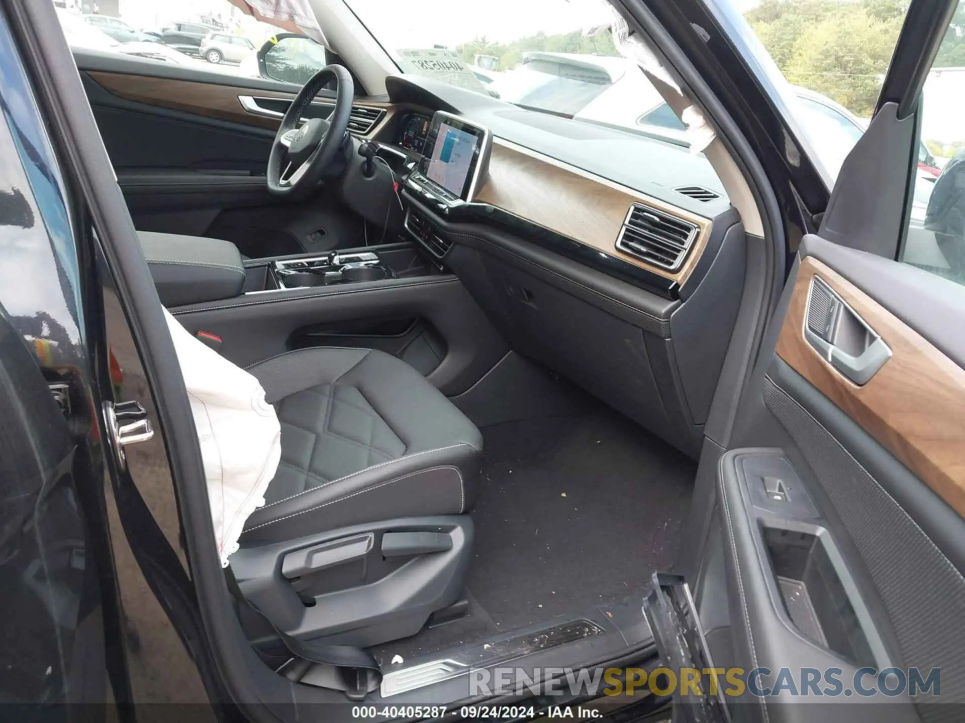 5 Photograph of a damaged car 1V2HR2CA4RC604783 VOLKSWAGEN ATLAS 2024