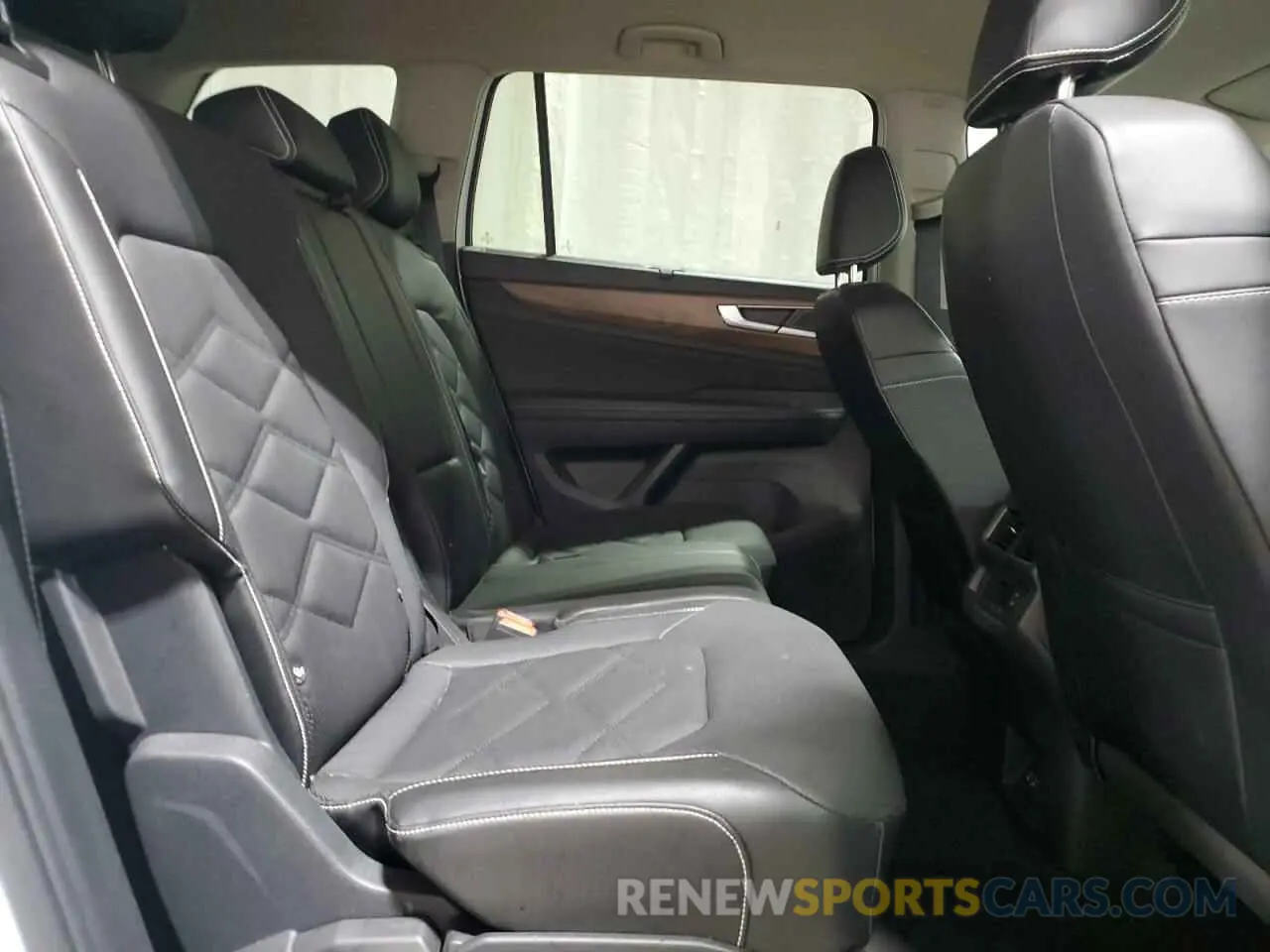 11 Photograph of a damaged car 1V2HR2CA5RC527986 VOLKSWAGEN ATLAS 2024