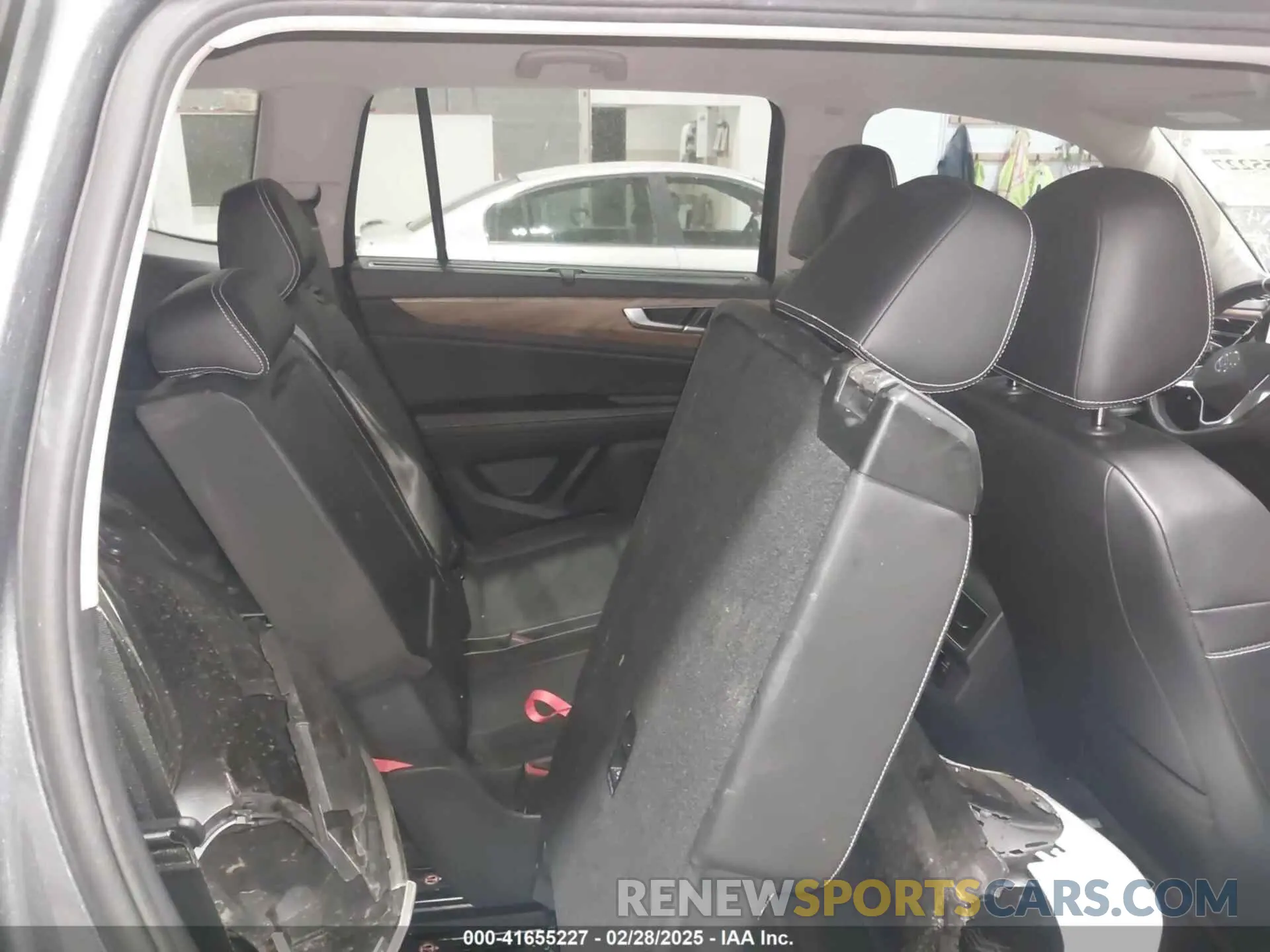 8 Photograph of a damaged car 1V2HR2CA6RC534817 VOLKSWAGEN ATLAS 2024
