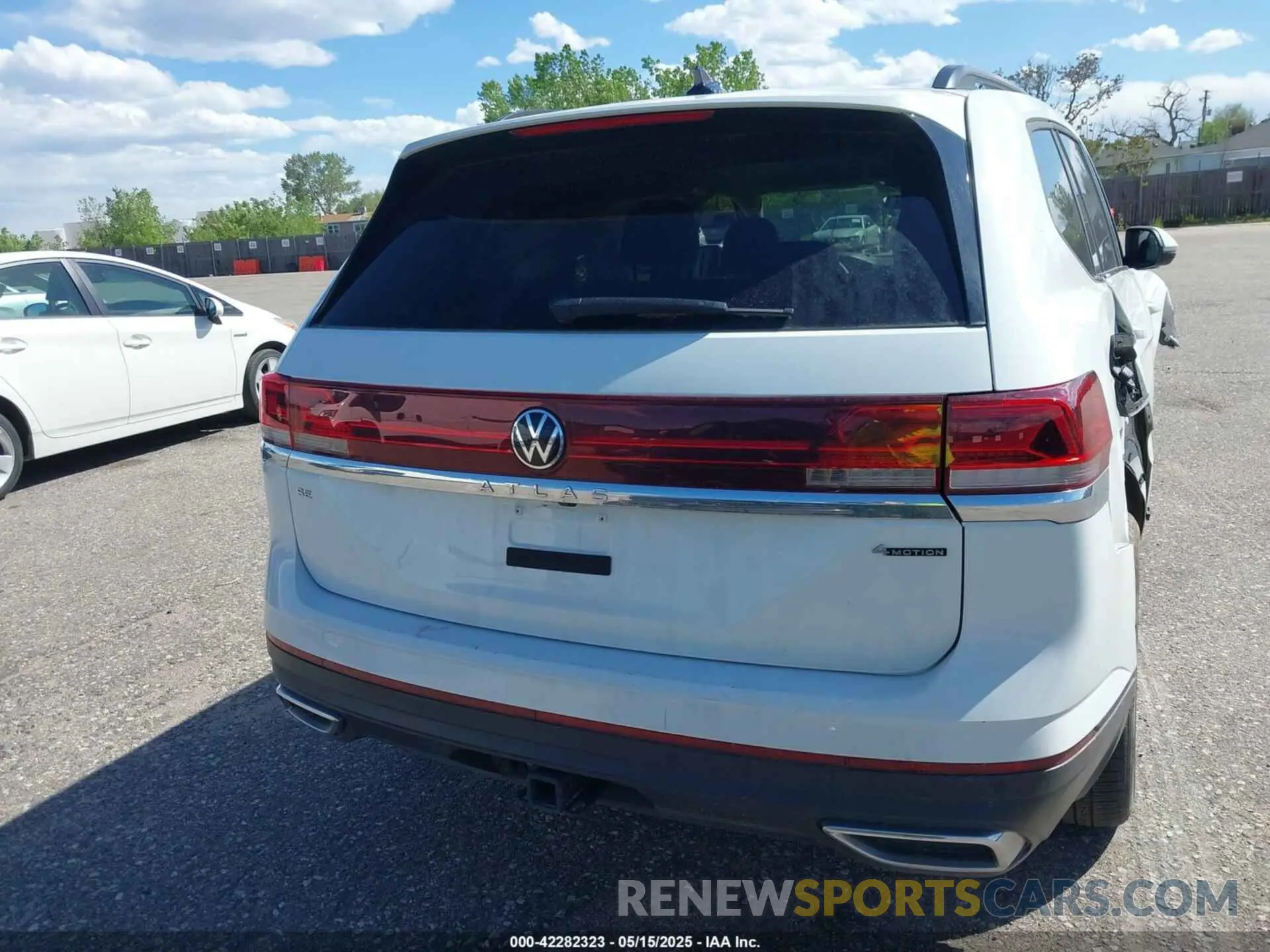 16 Photograph of a damaged car 1V2HR2CA8RC580455 VOLKSWAGEN ATLAS 2024