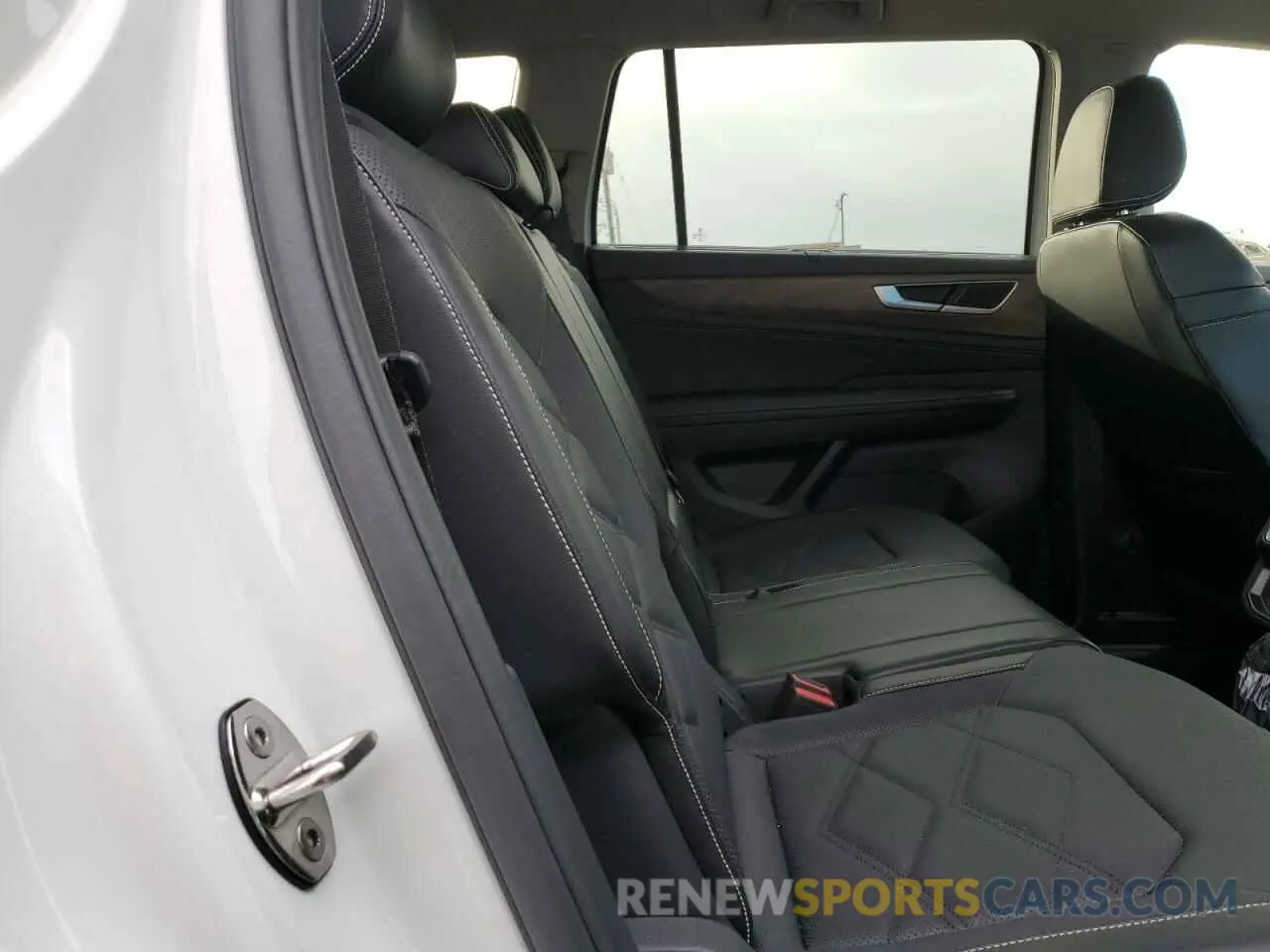 11 Photograph of a damaged car 1V2HR2CAXRC571675 VOLKSWAGEN ATLAS 2024