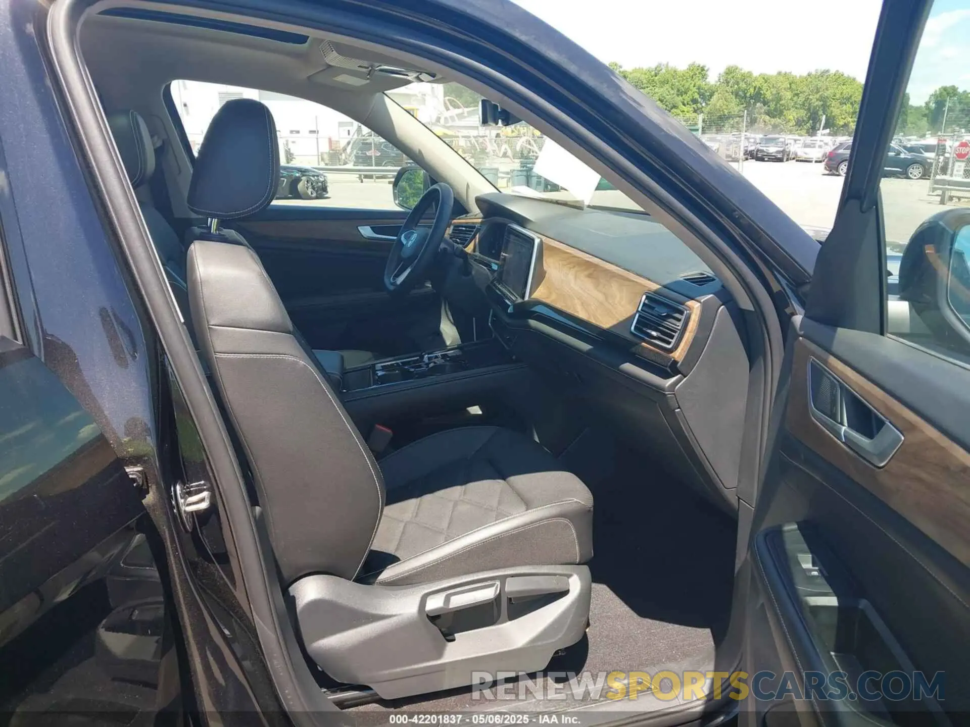 5 Photograph of a damaged car 1V2JR2CA1RC529185 VOLKSWAGEN ATLAS 2024