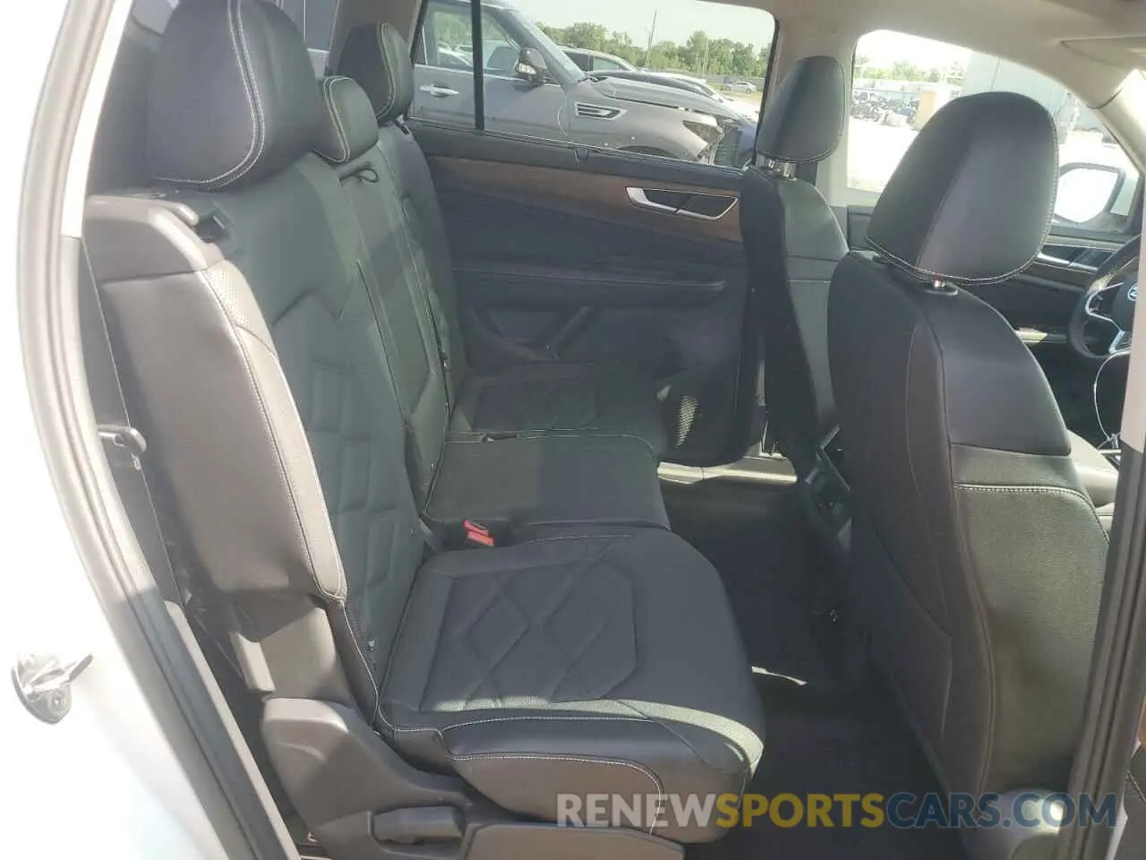 11 Photograph of a damaged car 1V2JR2CA4RC579336 VOLKSWAGEN ATLAS 2024