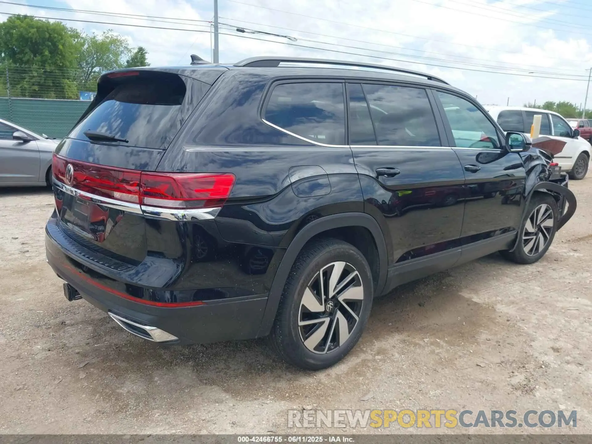 4 Photograph of a damaged car 1V2JR2CA9RC598772 VOLKSWAGEN ATLAS 2024