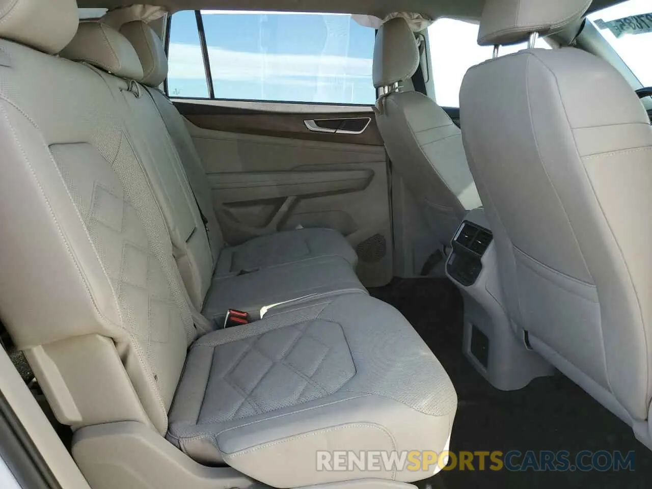 11 Photograph of a damaged car 1V2LR2CA2RC509410 VOLKSWAGEN ATLAS 2024