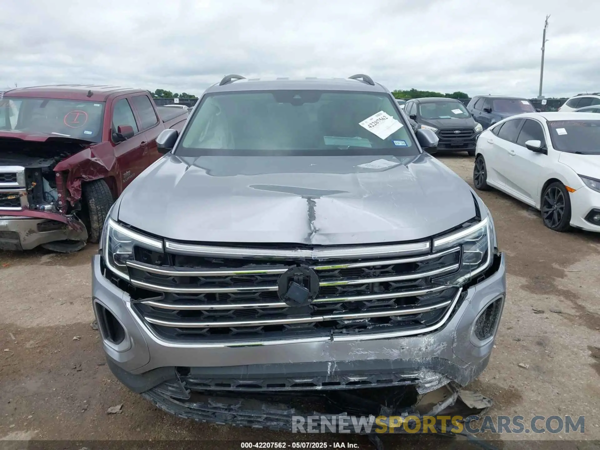 11 Photograph of a damaged car 1V2LR2CA7RC572504 VOLKSWAGEN ATLAS 2024