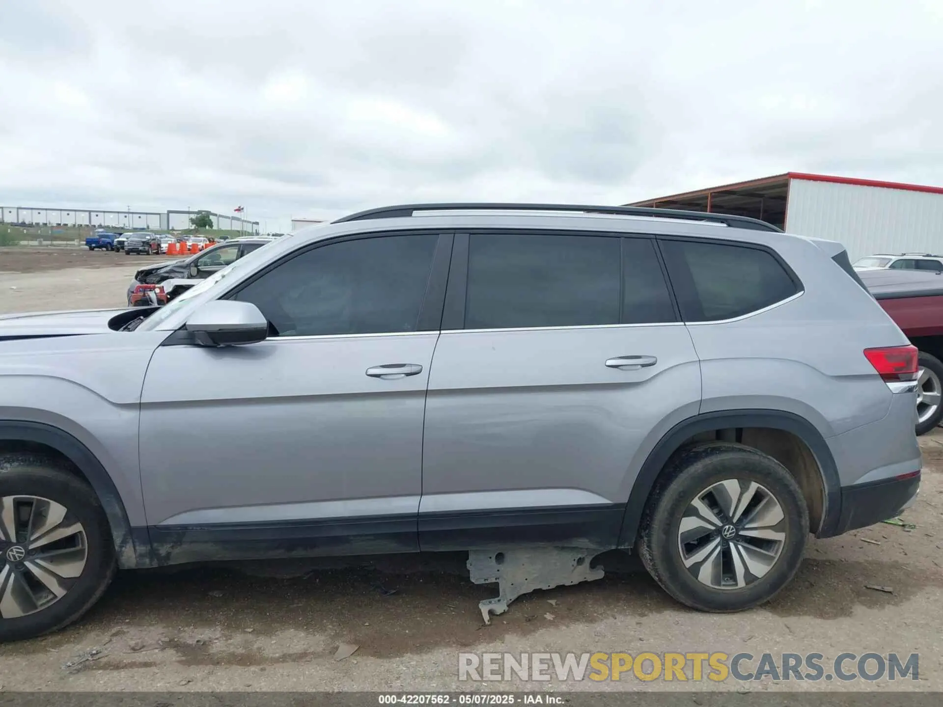 13 Photograph of a damaged car 1V2LR2CA7RC572504 VOLKSWAGEN ATLAS 2024