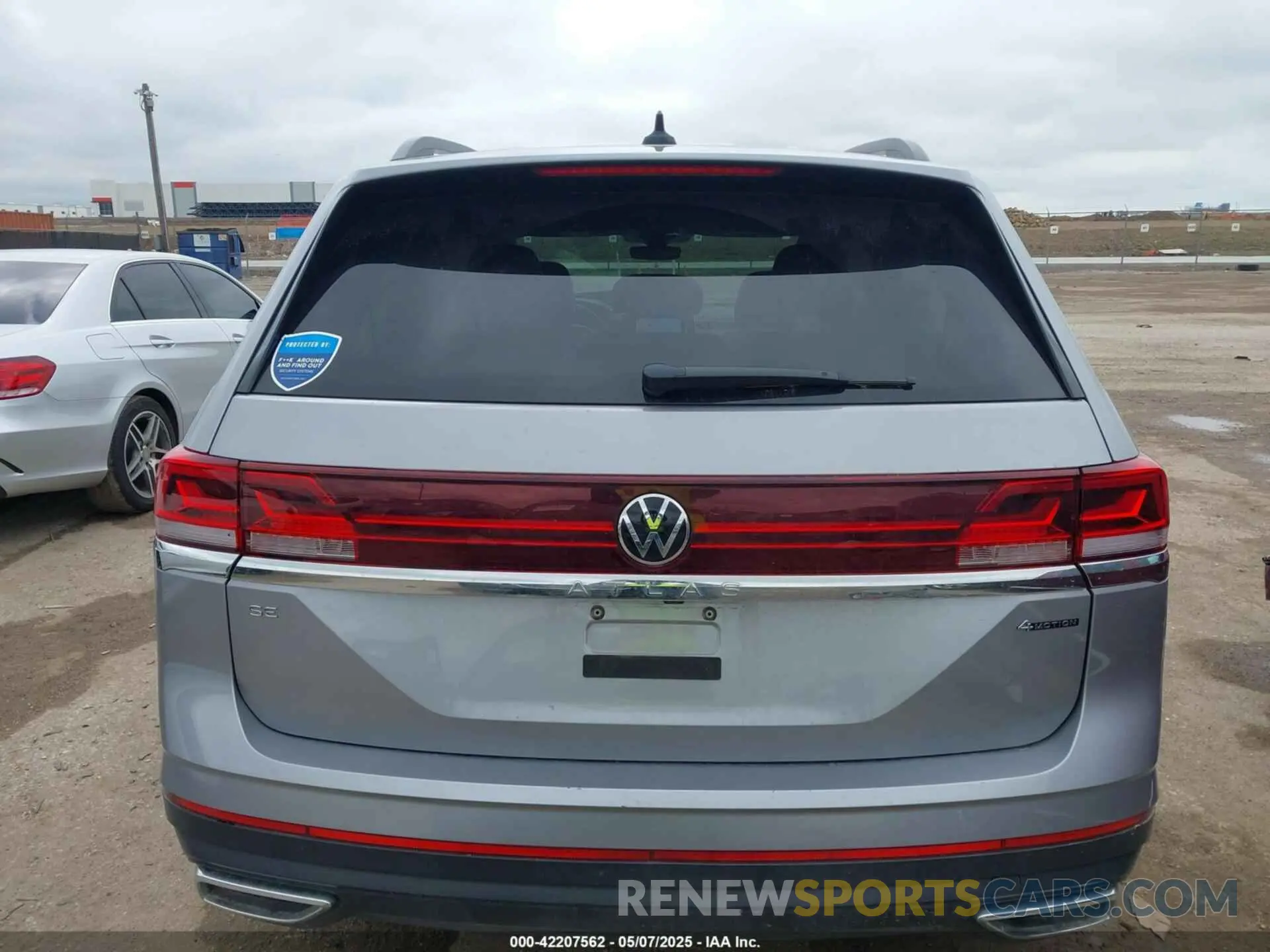 15 Photograph of a damaged car 1V2LR2CA7RC572504 VOLKSWAGEN ATLAS 2024
