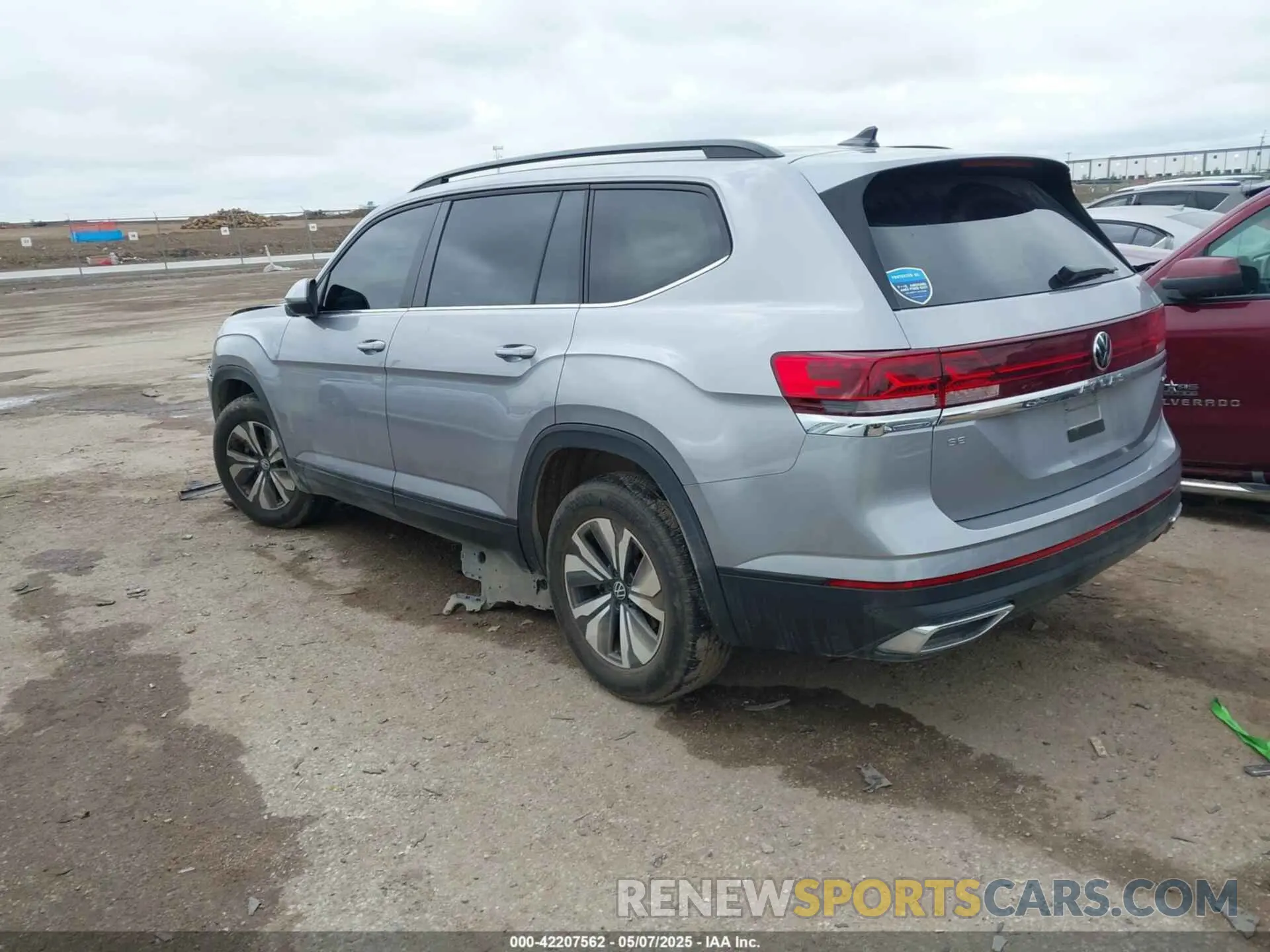 3 Photograph of a damaged car 1V2LR2CA7RC572504 VOLKSWAGEN ATLAS 2024