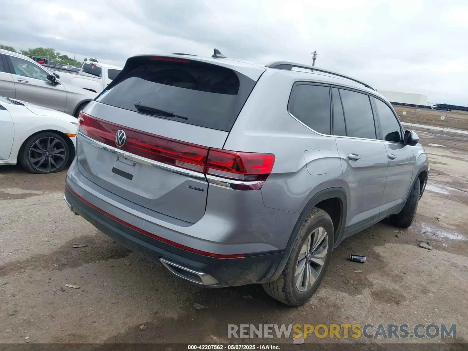 4 Photograph of a damaged car 1V2LR2CA7RC572504 VOLKSWAGEN ATLAS 2024
