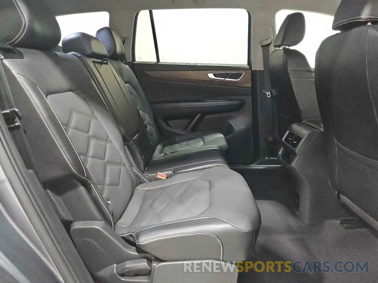 11 Photograph of a damaged car 1V2WR2CA3RC537200 VOLKSWAGEN ATLAS 2024