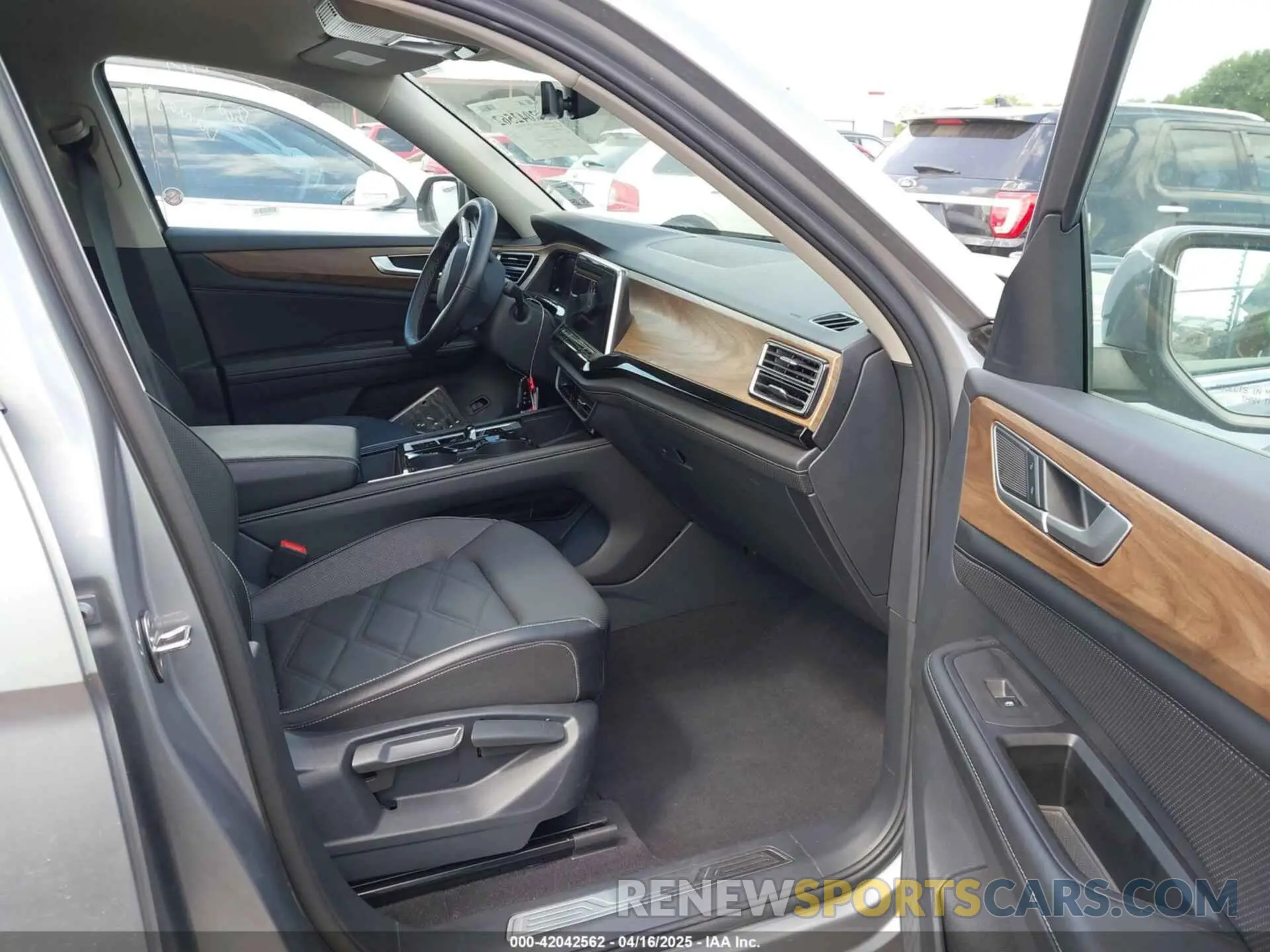 5 Photograph of a damaged car 1V2WR2CA3RC567572 VOLKSWAGEN ATLAS 2024