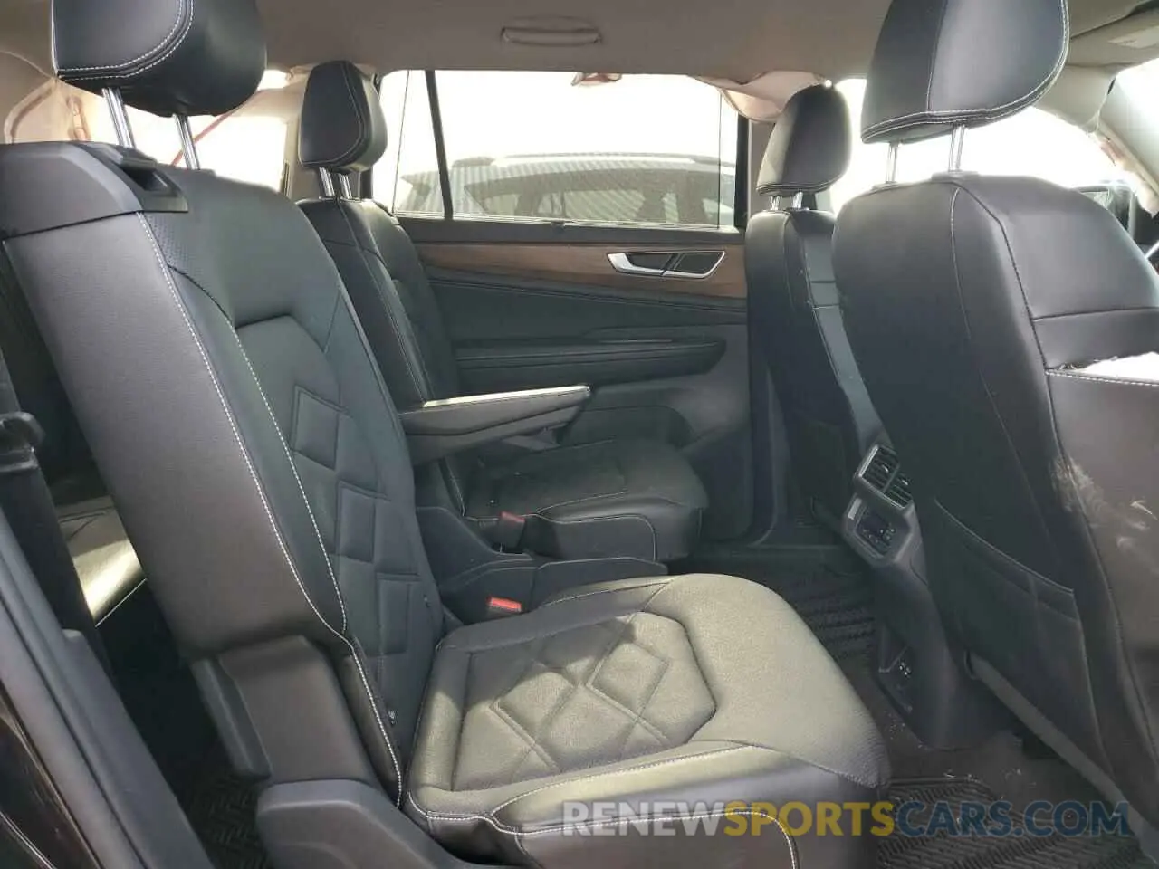 11 Photograph of a damaged car 1V2WR2CA4RC561067 VOLKSWAGEN ATLAS 2024