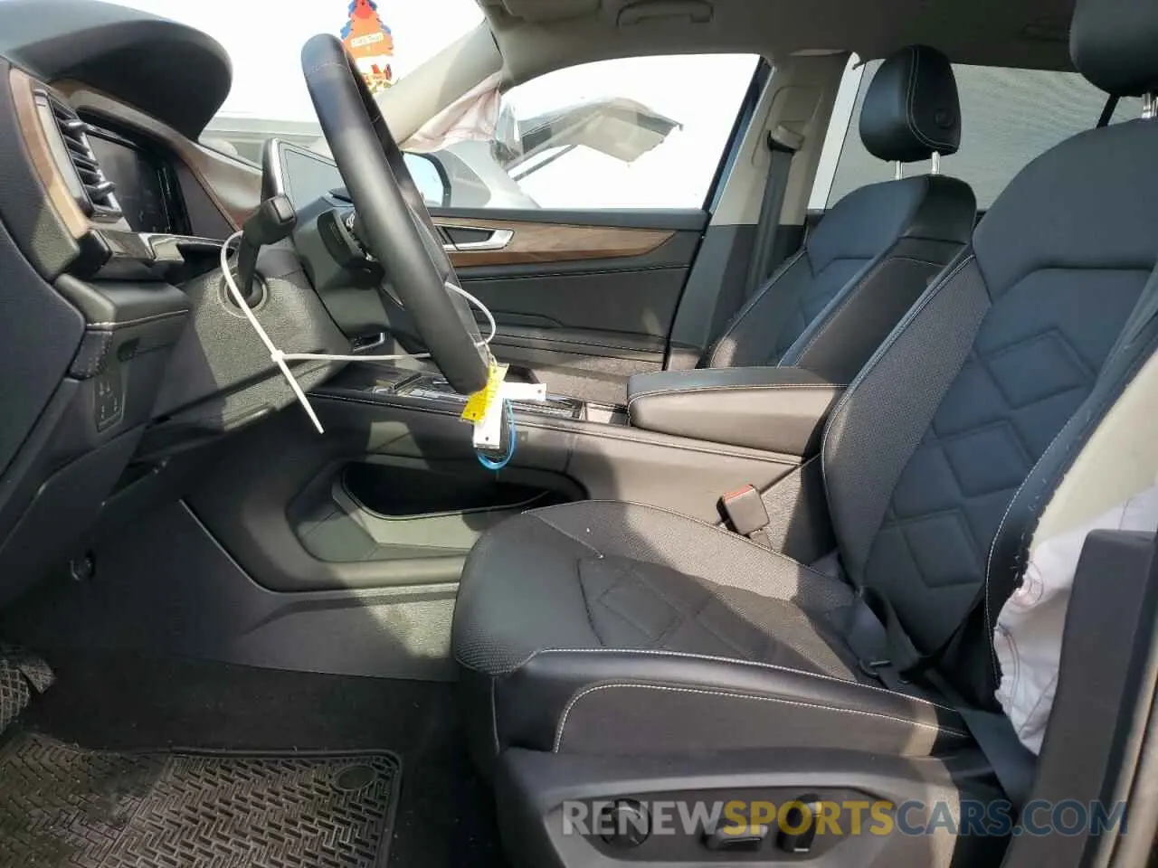 7 Photograph of a damaged car 1V2WR2CA4RC561067 VOLKSWAGEN ATLAS 2024