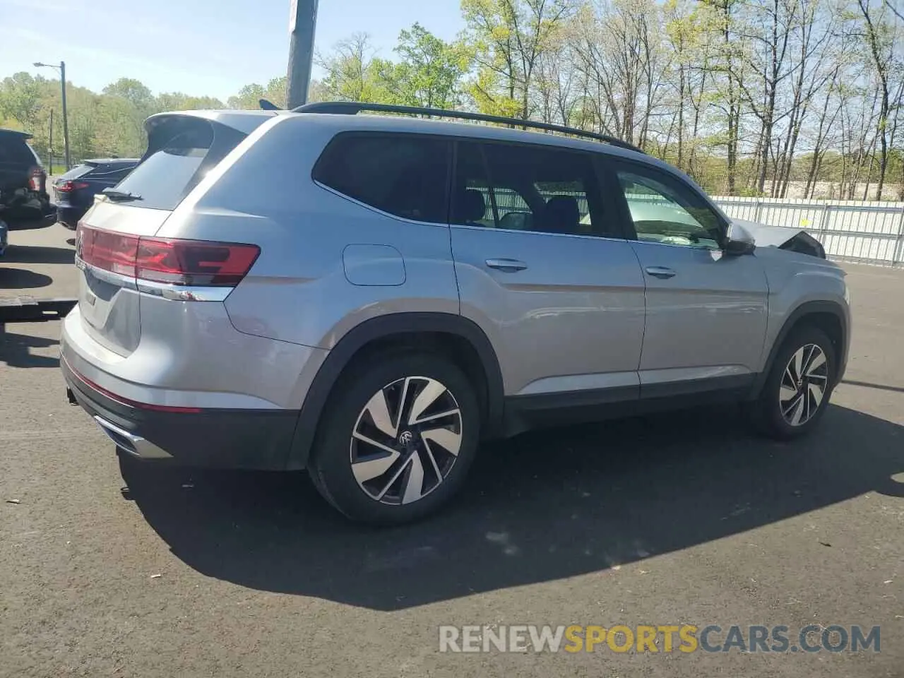 3 Photograph of a damaged car 1V2WR2CA4RC567340 VOLKSWAGEN ATLAS 2024