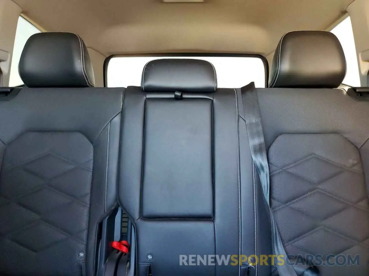10 Photograph of a damaged car 1V2WR2CA5RC548831 VOLKSWAGEN ATLAS 2024