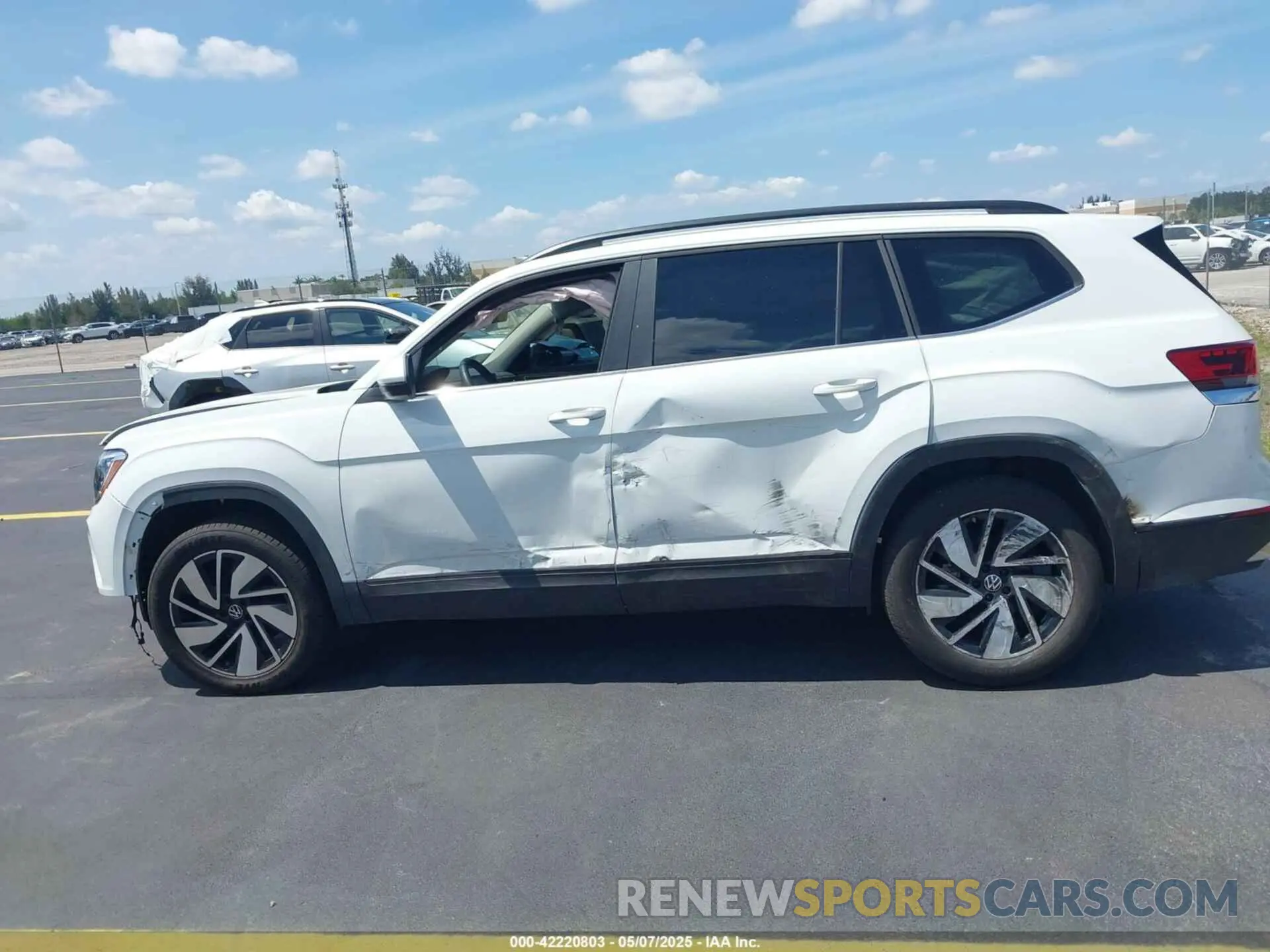 14 Photograph of a damaged car 1V2WR2CA8RC546121 VOLKSWAGEN ATLAS 2024