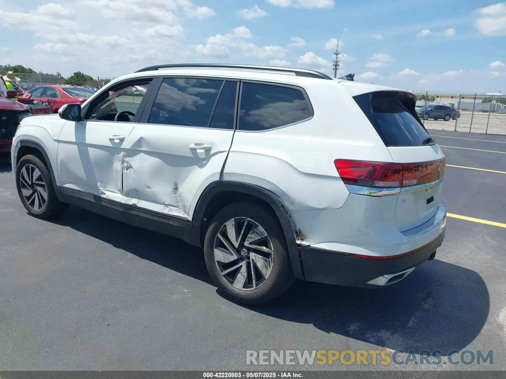 3 Photograph of a damaged car 1V2WR2CA8RC546121 VOLKSWAGEN ATLAS 2024