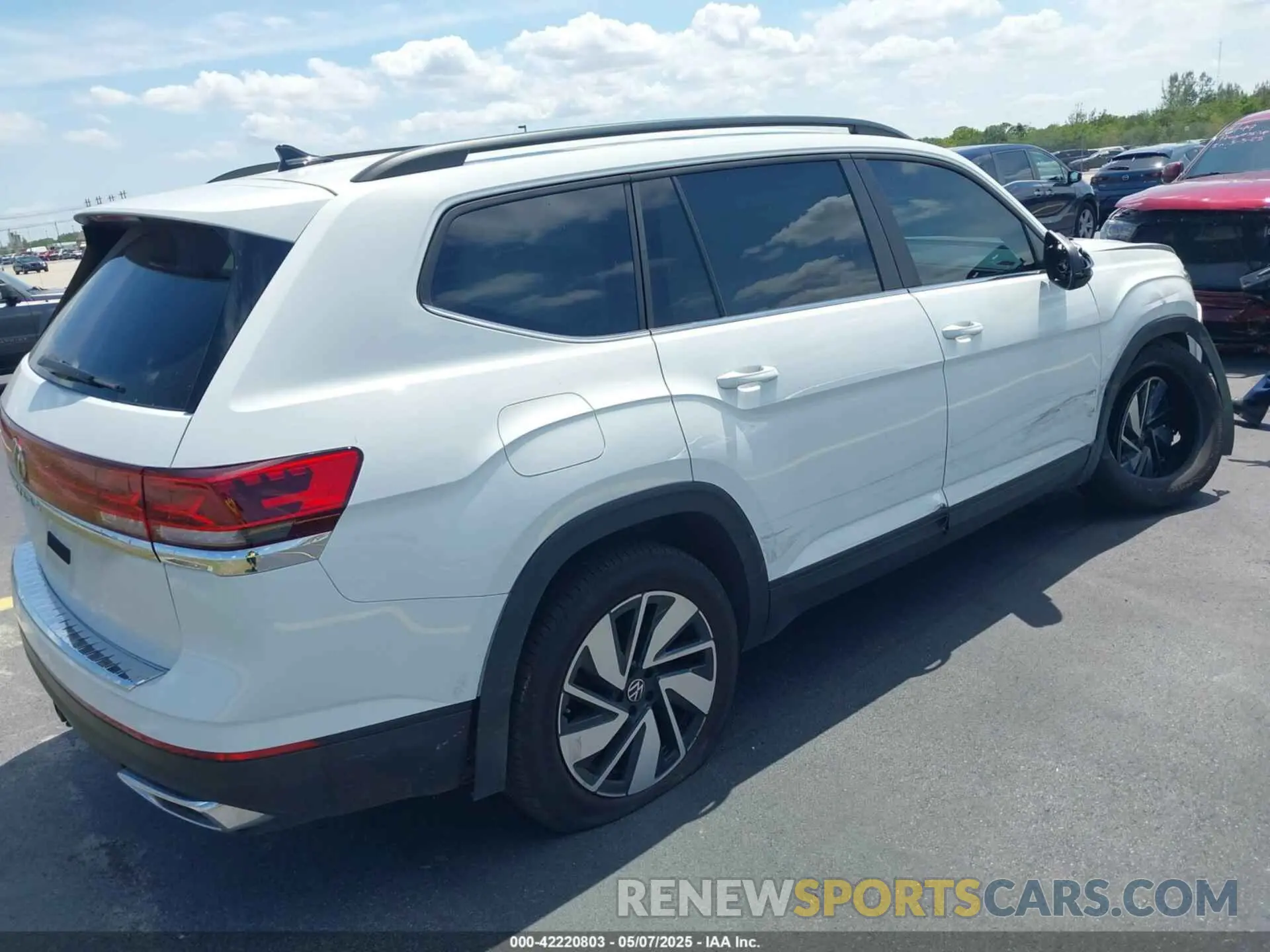 4 Photograph of a damaged car 1V2WR2CA8RC546121 VOLKSWAGEN ATLAS 2024