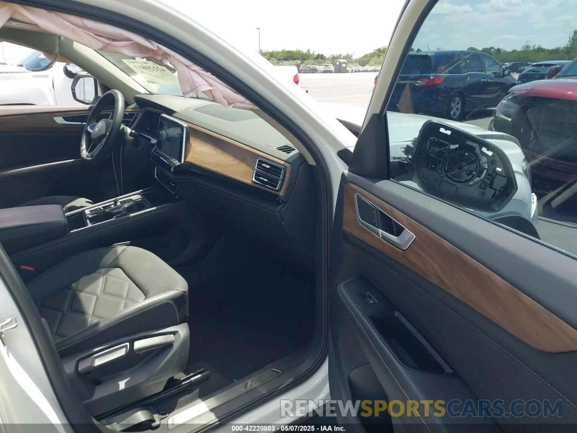 5 Photograph of a damaged car 1V2WR2CA8RC546121 VOLKSWAGEN ATLAS 2024