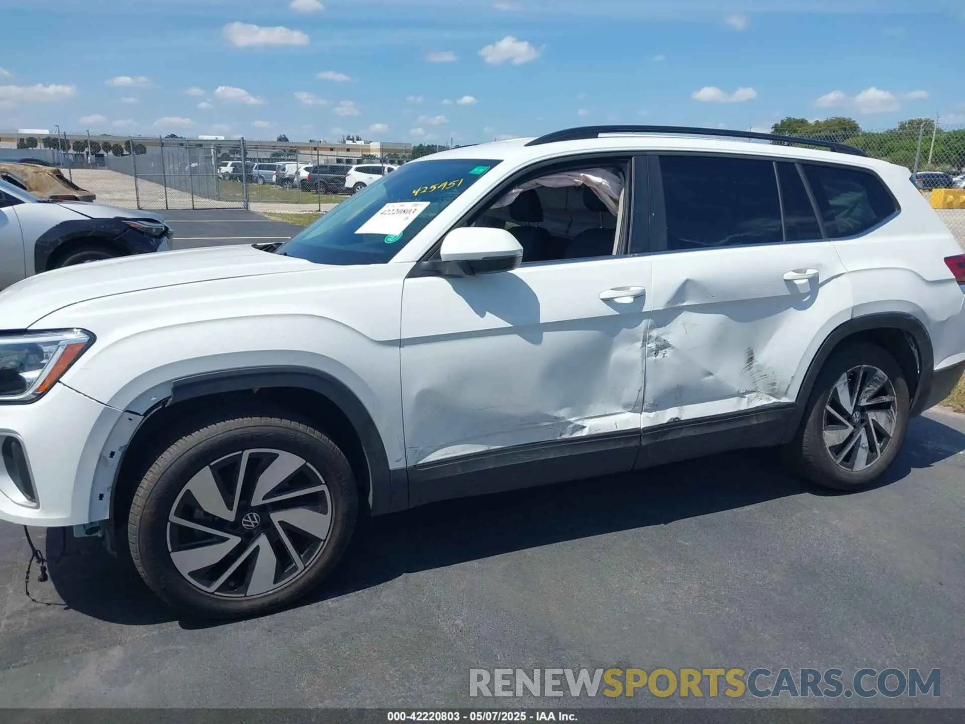 6 Photograph of a damaged car 1V2WR2CA8RC546121 VOLKSWAGEN ATLAS 2024