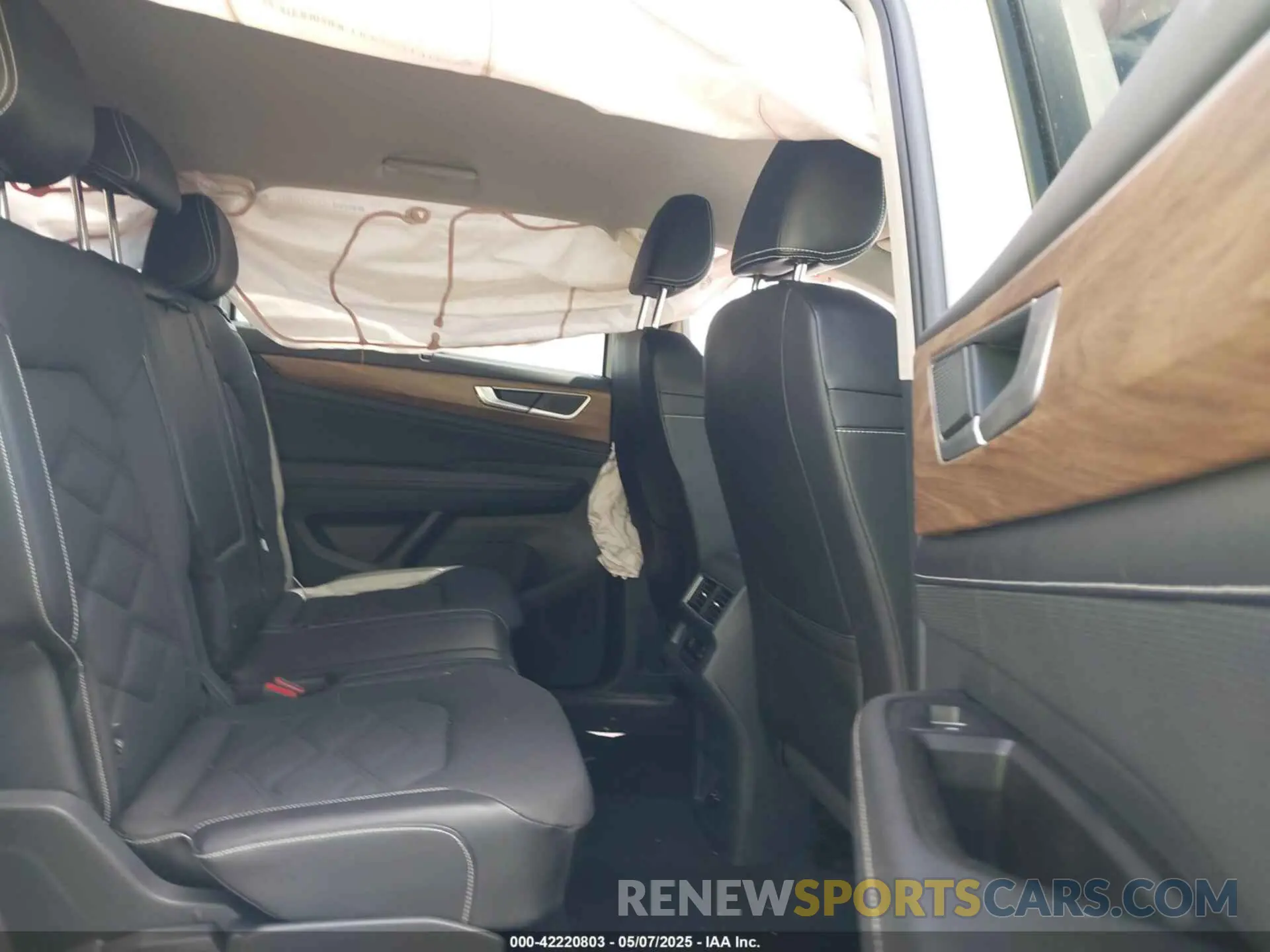 8 Photograph of a damaged car 1V2WR2CA8RC546121 VOLKSWAGEN ATLAS 2024
