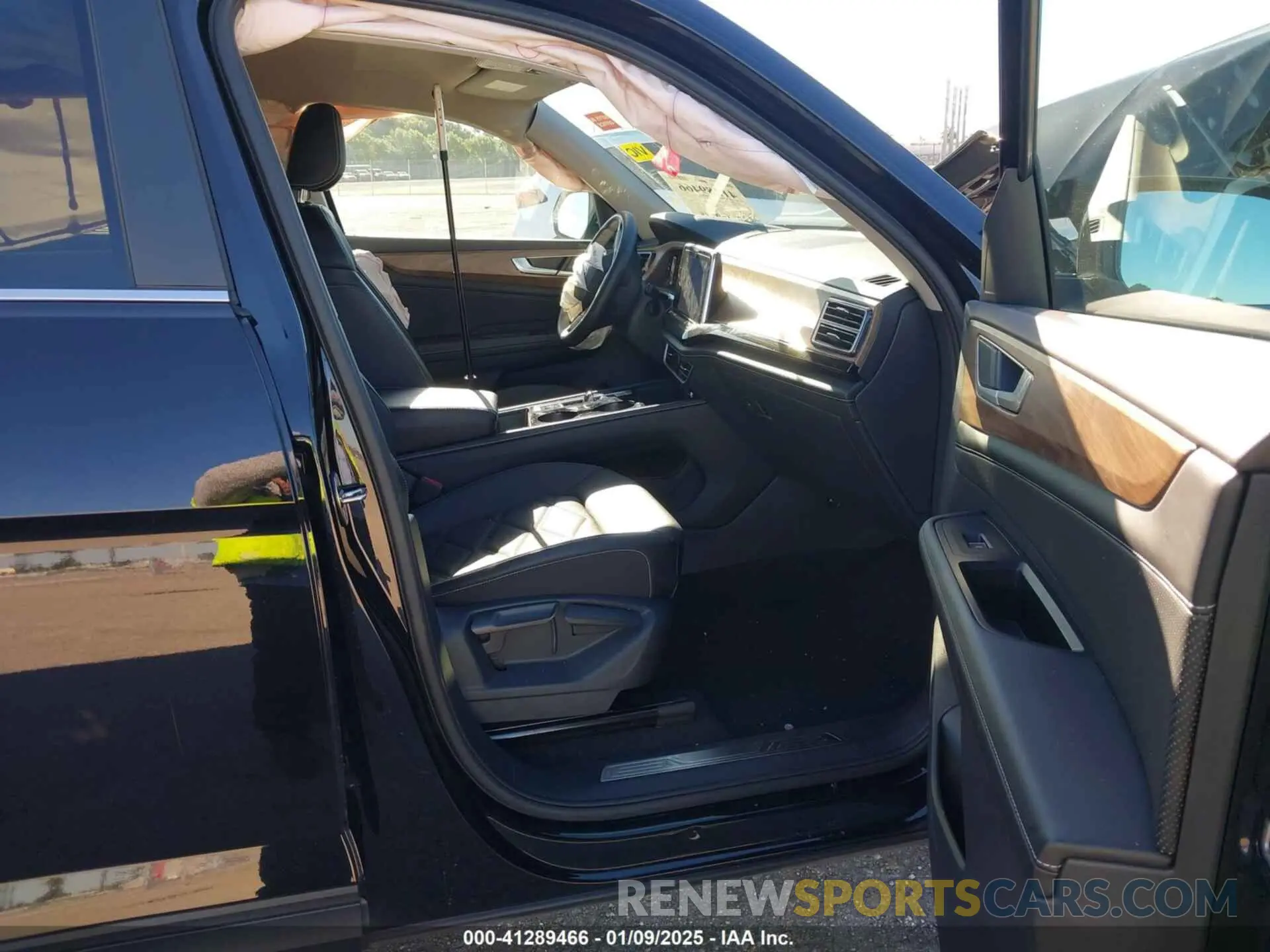 5 Photograph of a damaged car 1V2WR2CAXRC522063 VOLKSWAGEN ATLAS 2024