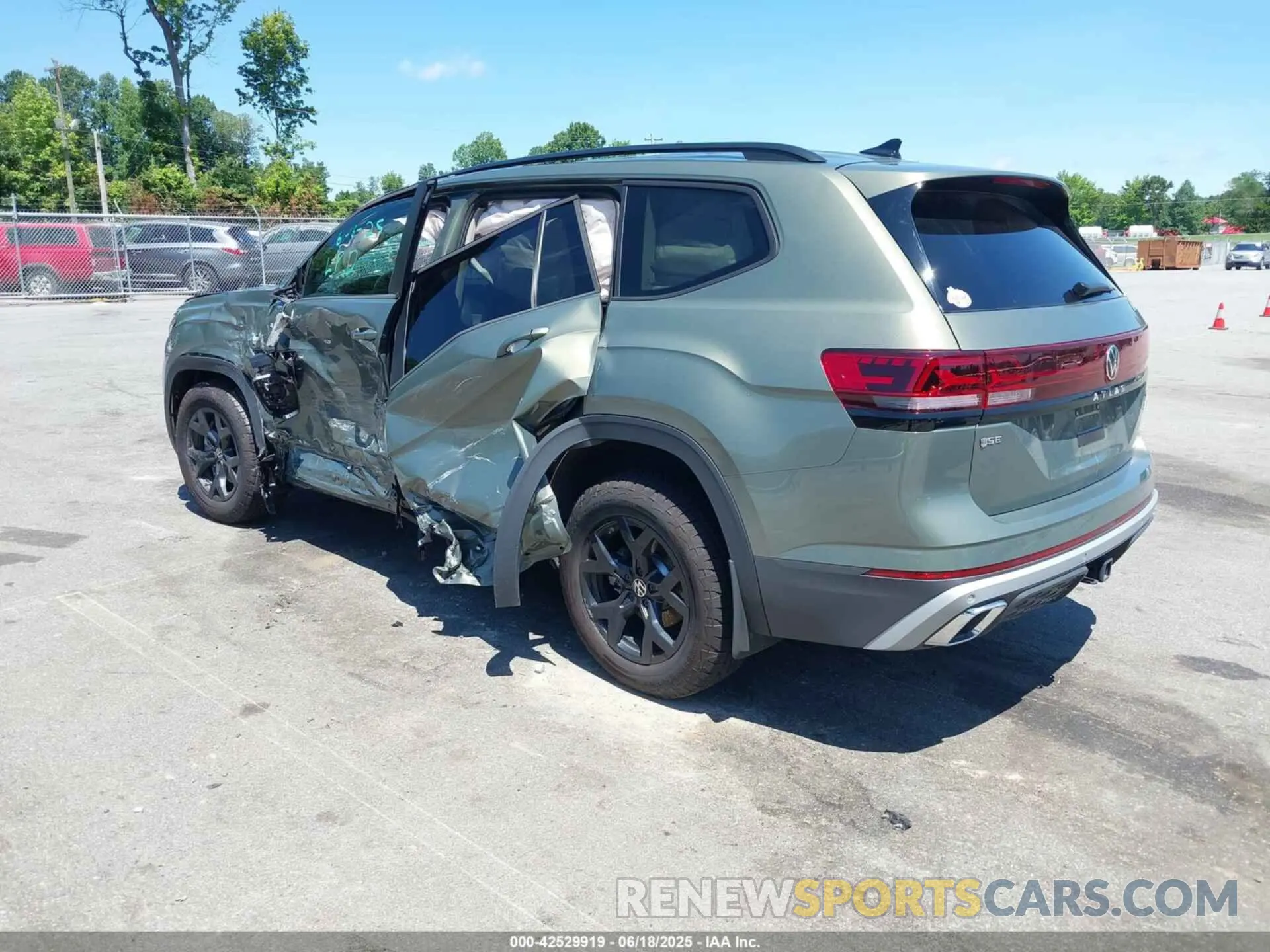 3 Фотография поврежденного автомобиля 1V2CR2CA6SC512400 VOLKSWAGEN ATLAS 2025