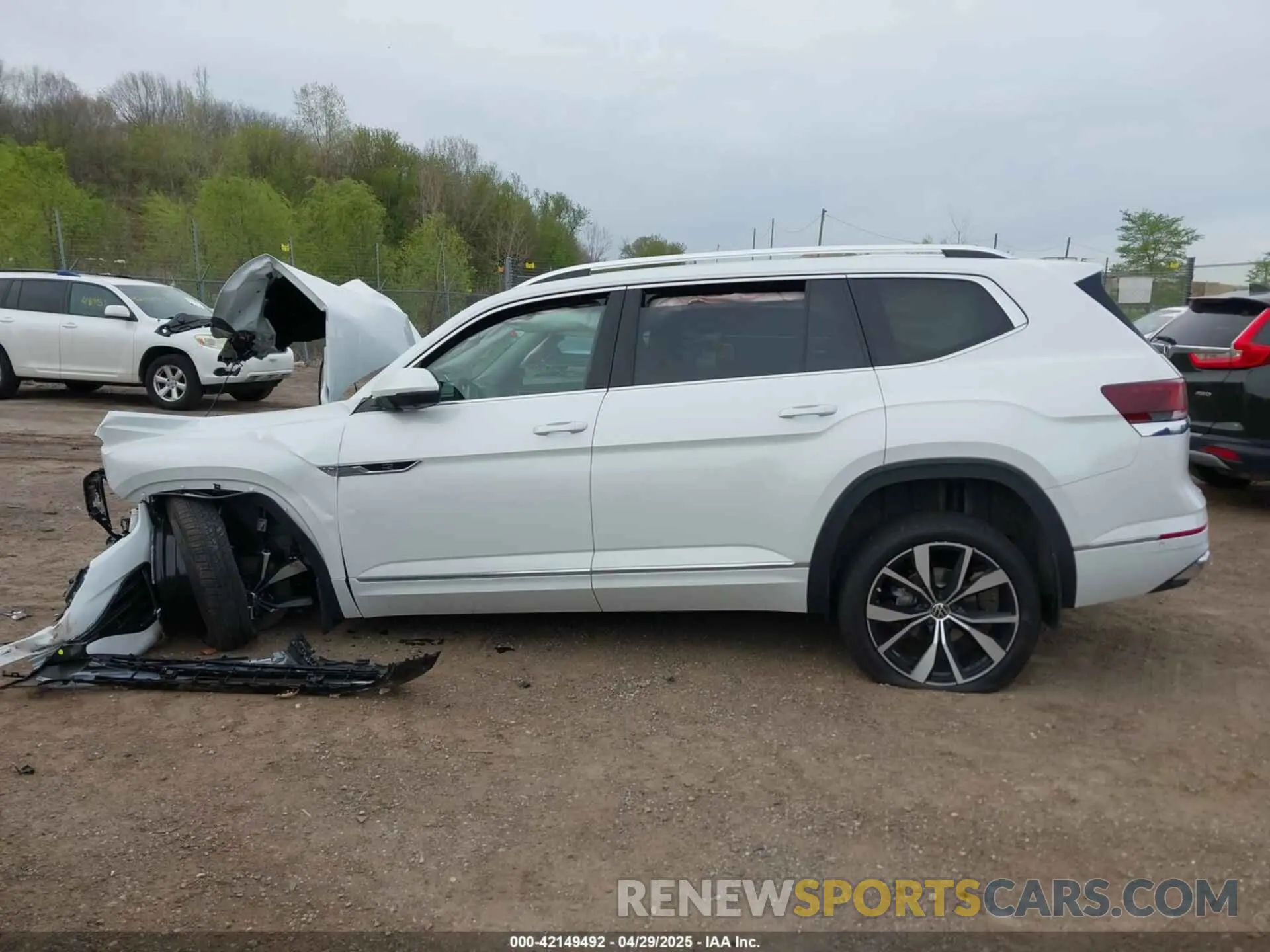 14 Photograph of a damaged car 1V2FR2CA0SC525107 VOLKSWAGEN ATLAS 2025