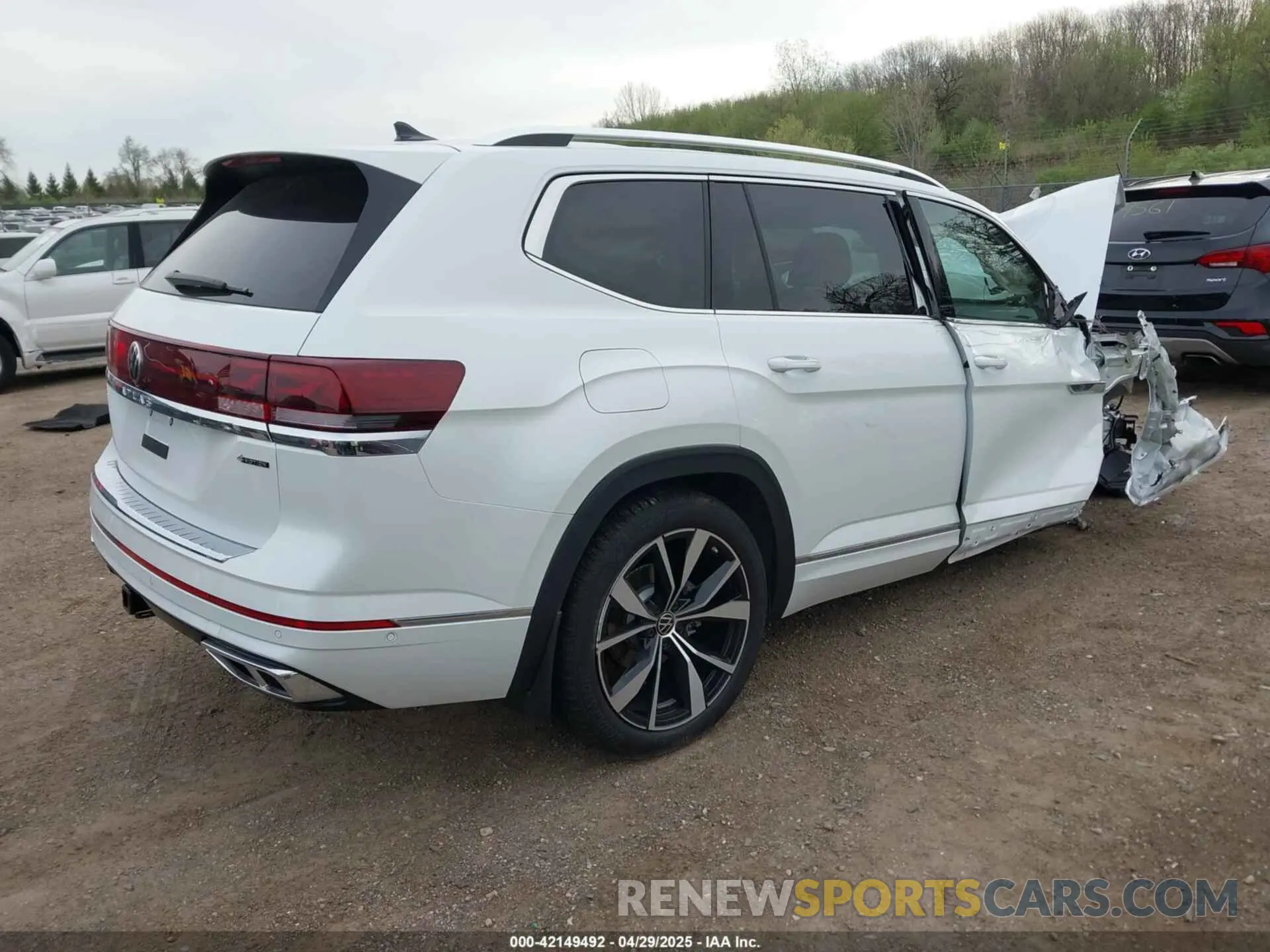 4 Photograph of a damaged car 1V2FR2CA0SC525107 VOLKSWAGEN ATLAS 2025
