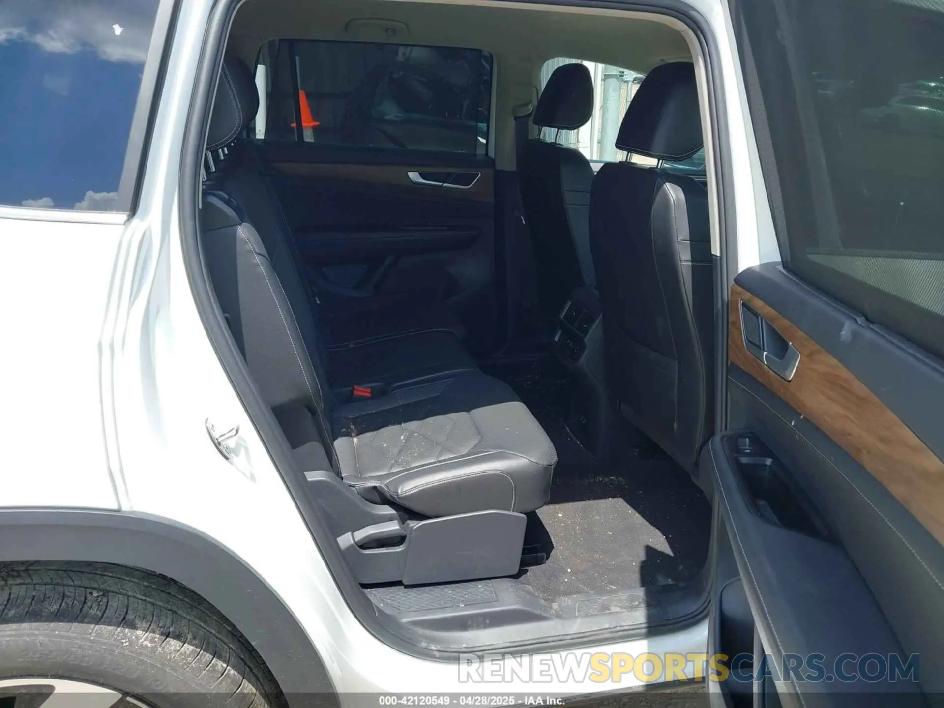 8 Photograph of a damaged car 1V2HR2CA6SC506134 VOLKSWAGEN ATLAS 2025