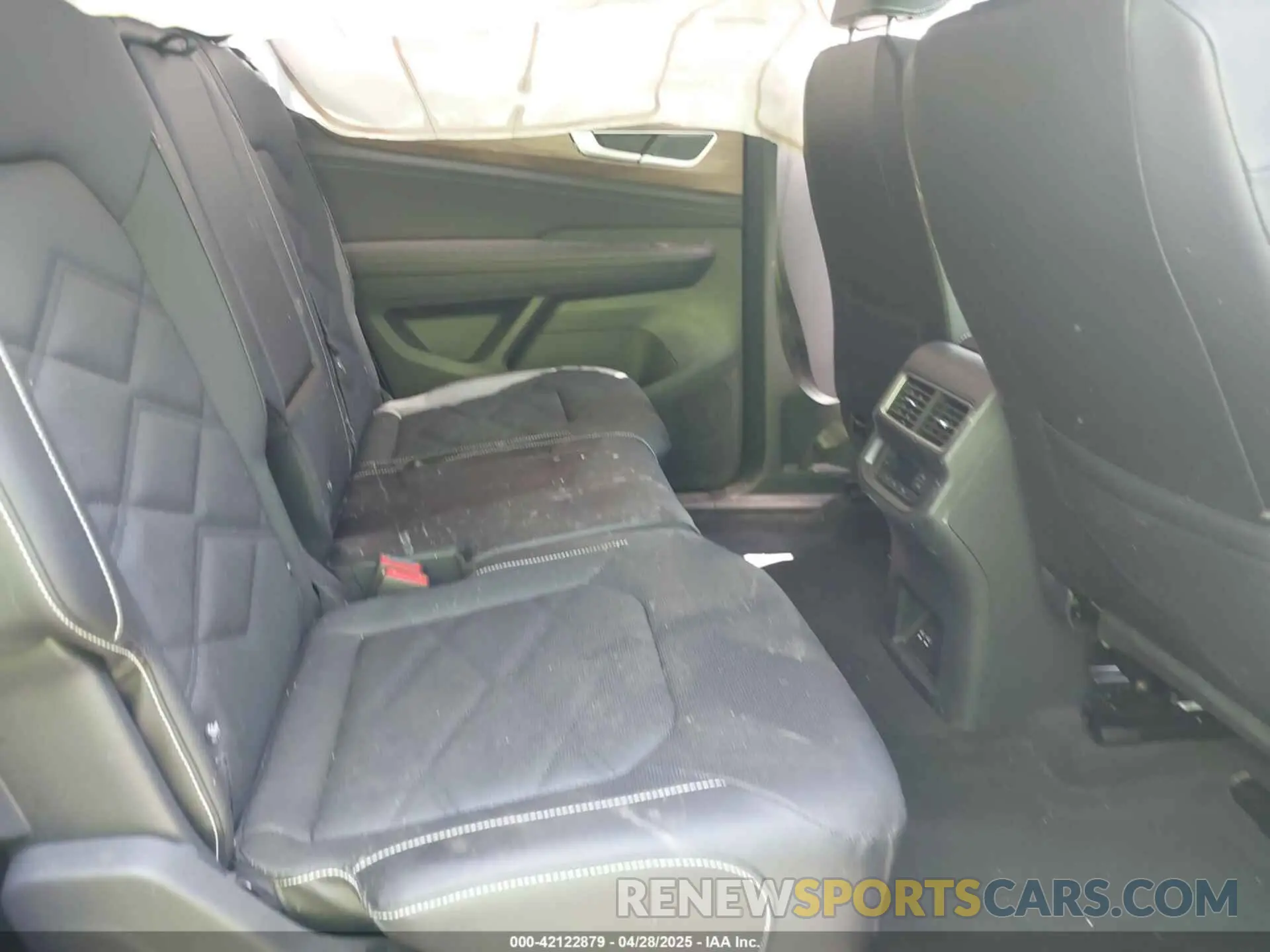 8 Photograph of a damaged car 1V2WR2CA4SC509329 VOLKSWAGEN ATLAS 2025