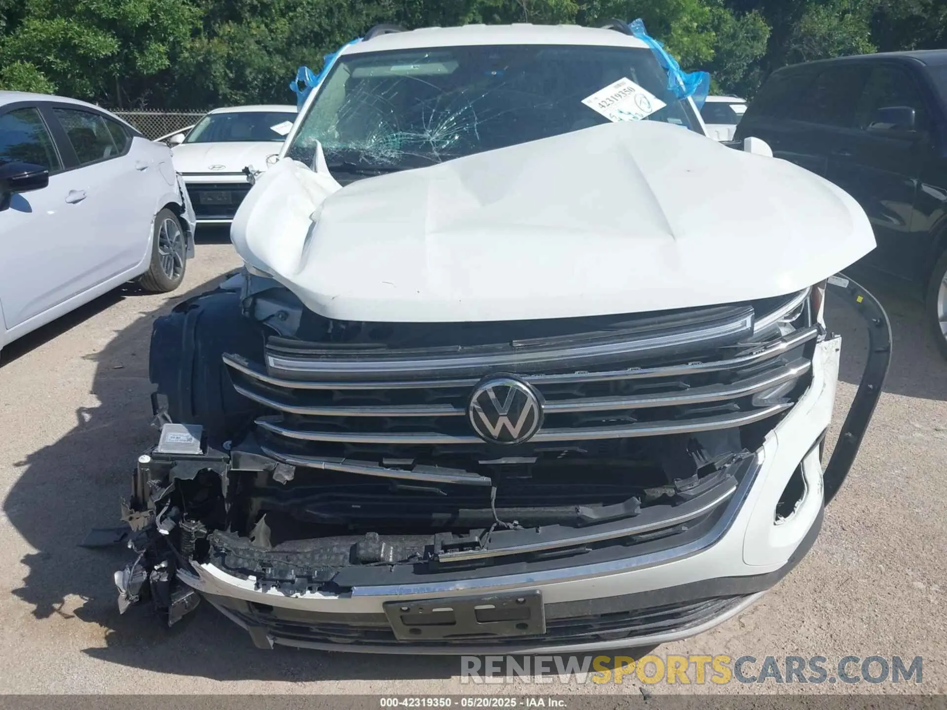 12 Photograph of a damaged car 1V2WR2CAXSC505995 VOLKSWAGEN ATLAS 2025