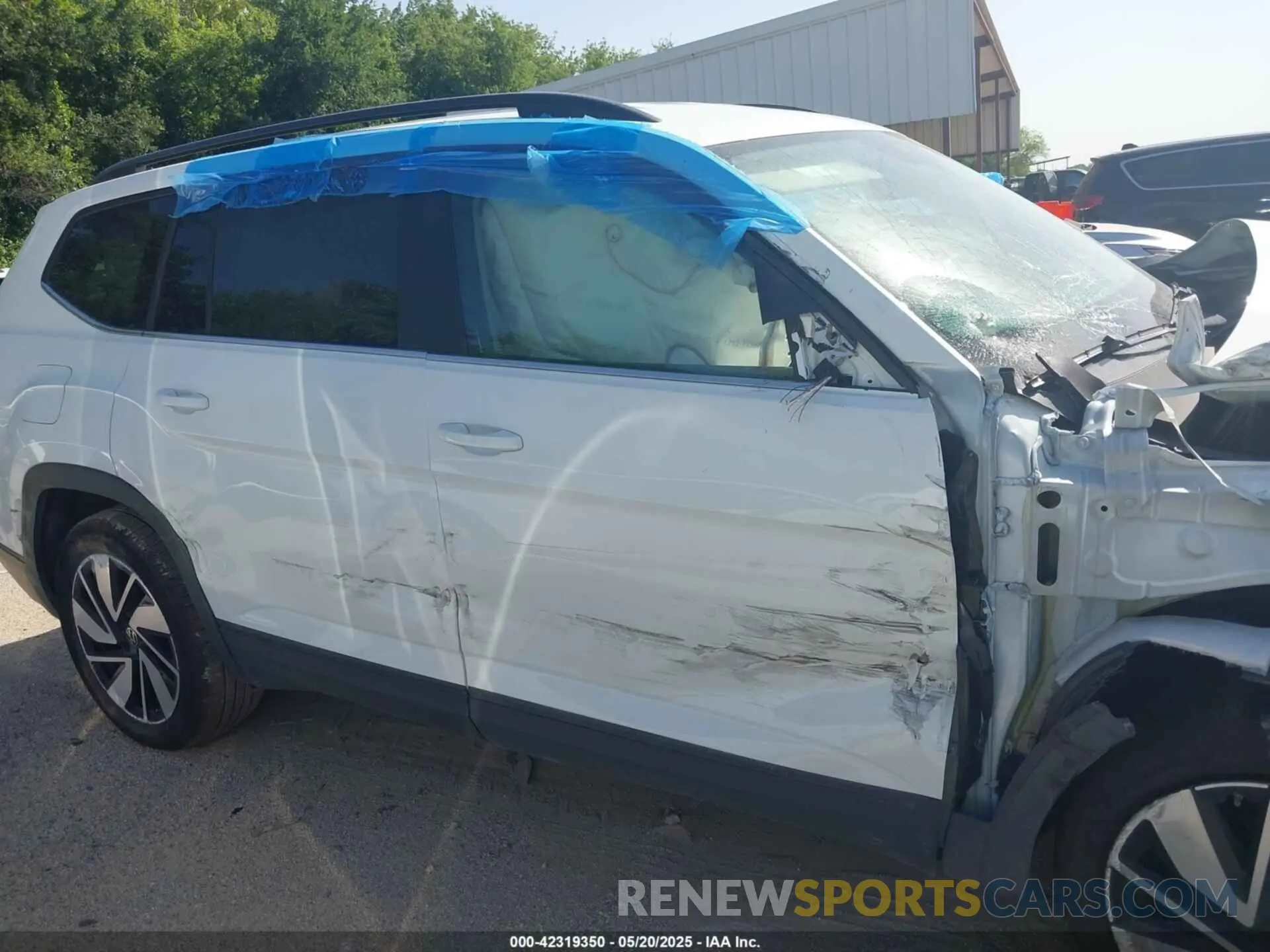 13 Photograph of a damaged car 1V2WR2CAXSC505995 VOLKSWAGEN ATLAS 2025