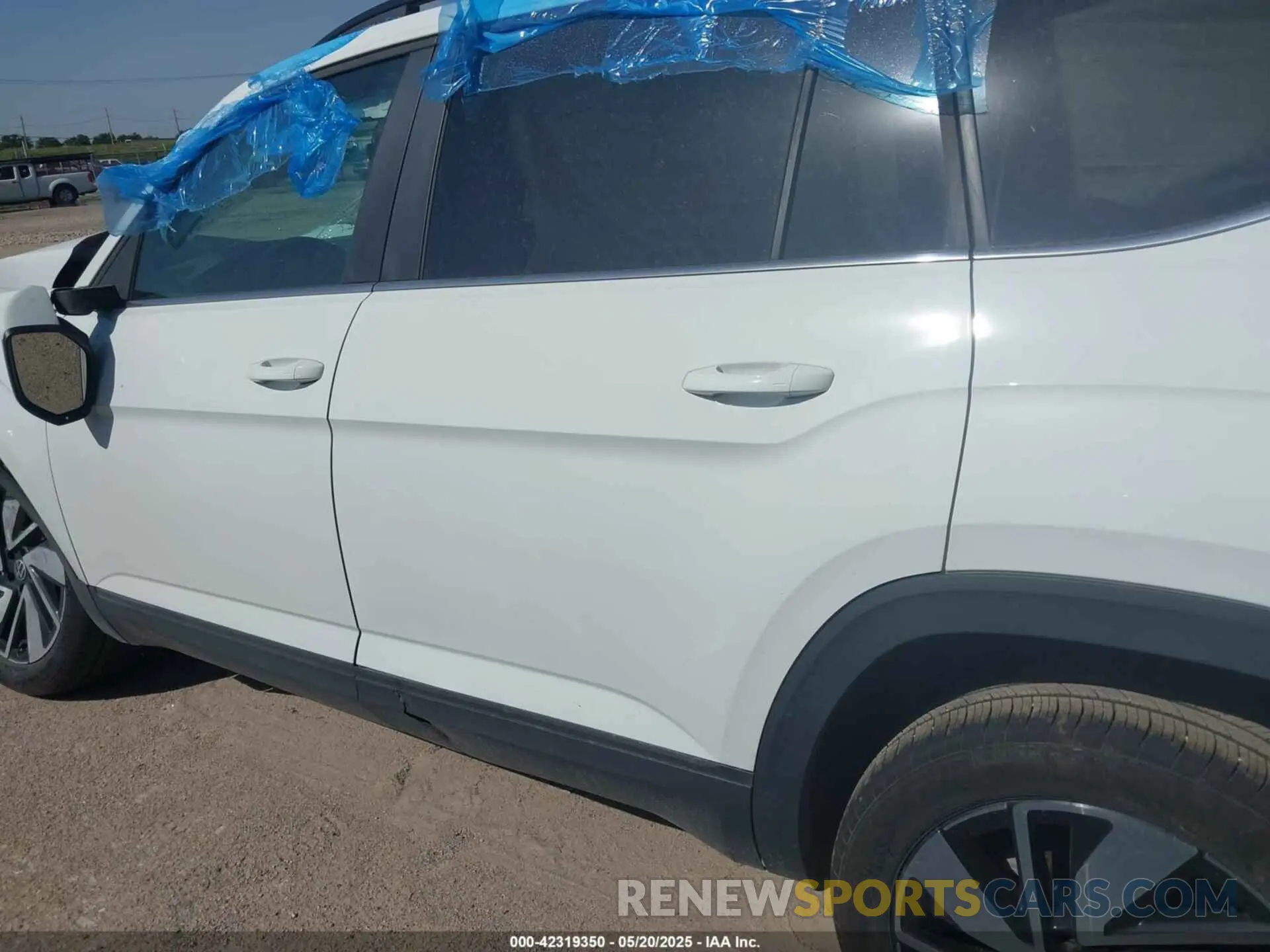 14 Photograph of a damaged car 1V2WR2CAXSC505995 VOLKSWAGEN ATLAS 2025