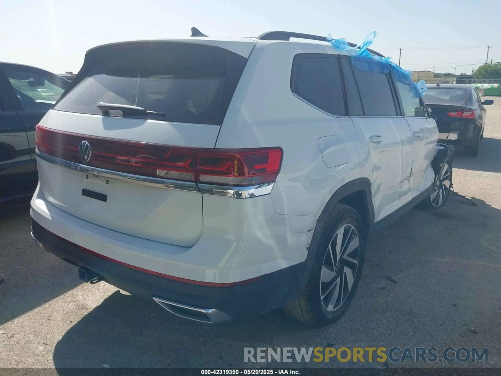 4 Photograph of a damaged car 1V2WR2CAXSC505995 VOLKSWAGEN ATLAS 2025