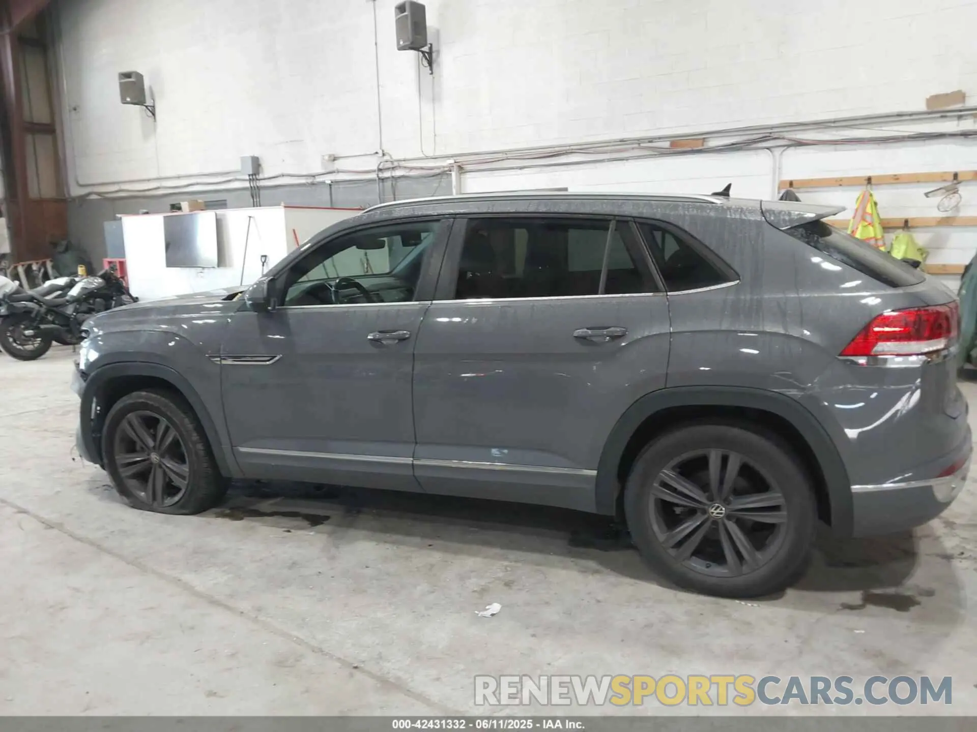 14 Photograph of a damaged car 1V21E2CA5LC229605 VOLKSWAGEN ATLAS CROSS SPORT 2020