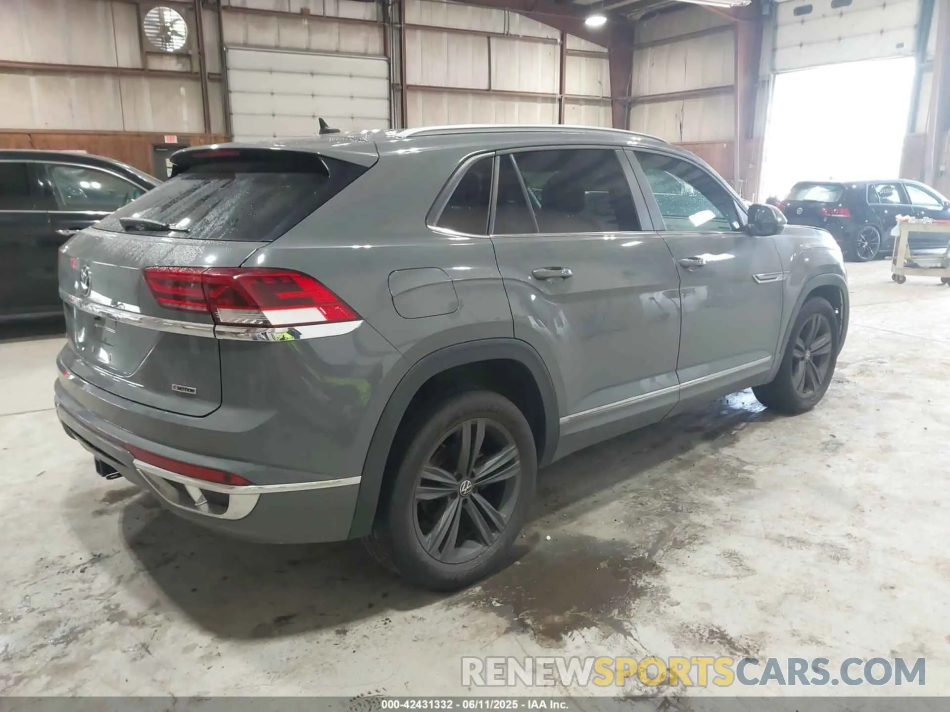 4 Photograph of a damaged car 1V21E2CA5LC229605 VOLKSWAGEN ATLAS CROSS SPORT 2020