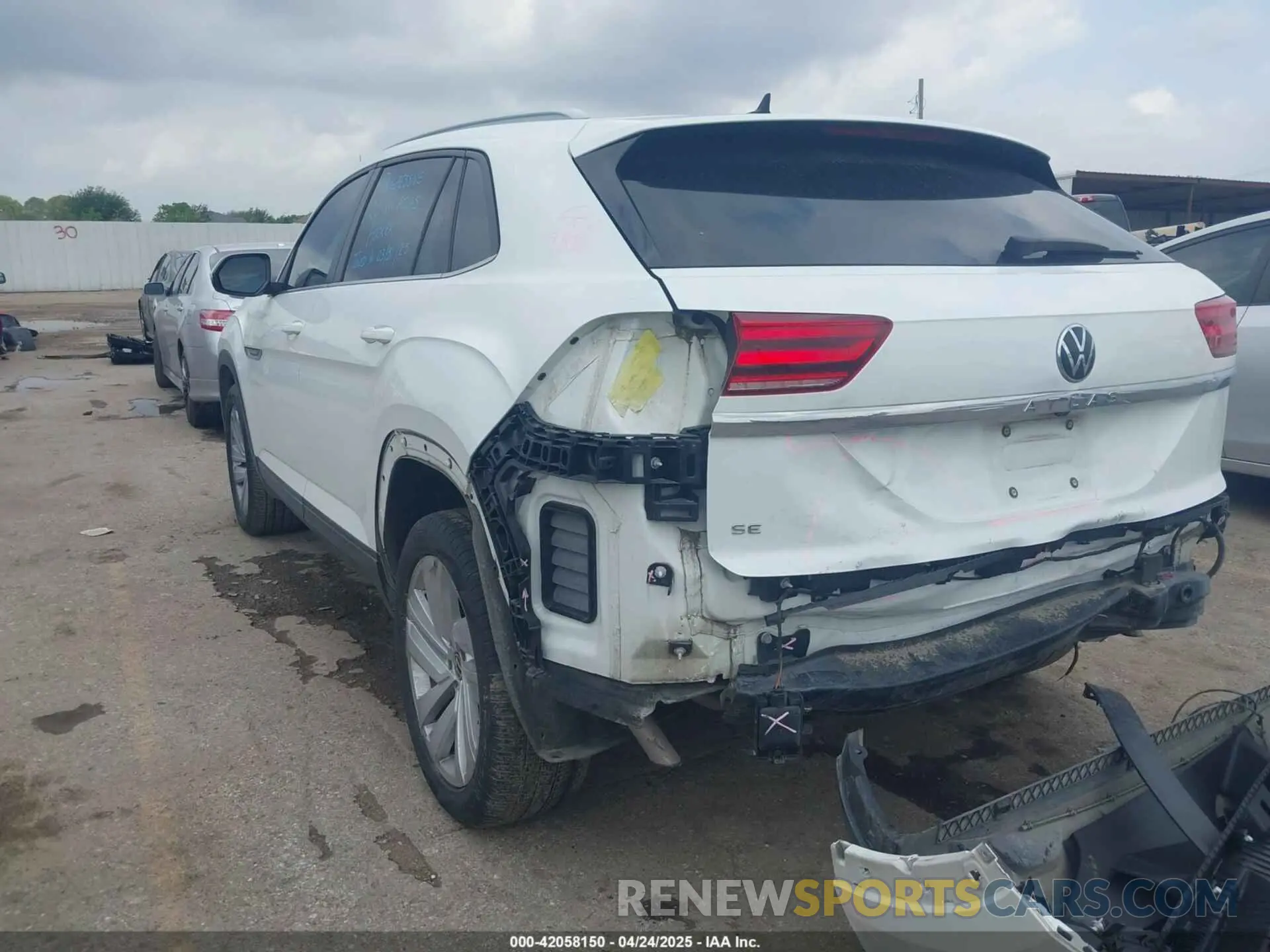 3 Photograph of a damaged car 1V25C2CA5LC225660 VOLKSWAGEN ATLAS CROSS SPORT 2020