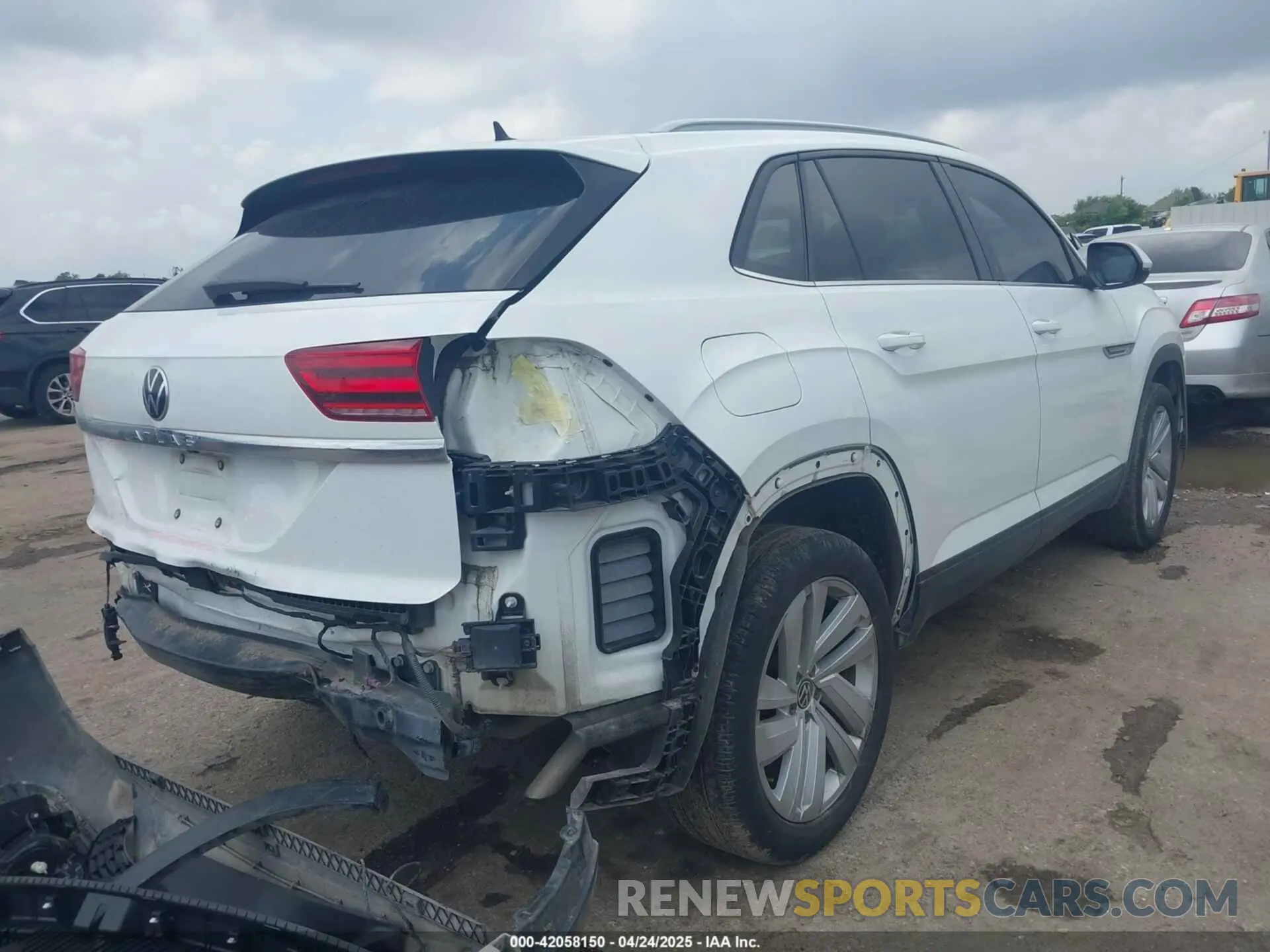 4 Photograph of a damaged car 1V25C2CA5LC225660 VOLKSWAGEN ATLAS CROSS SPORT 2020