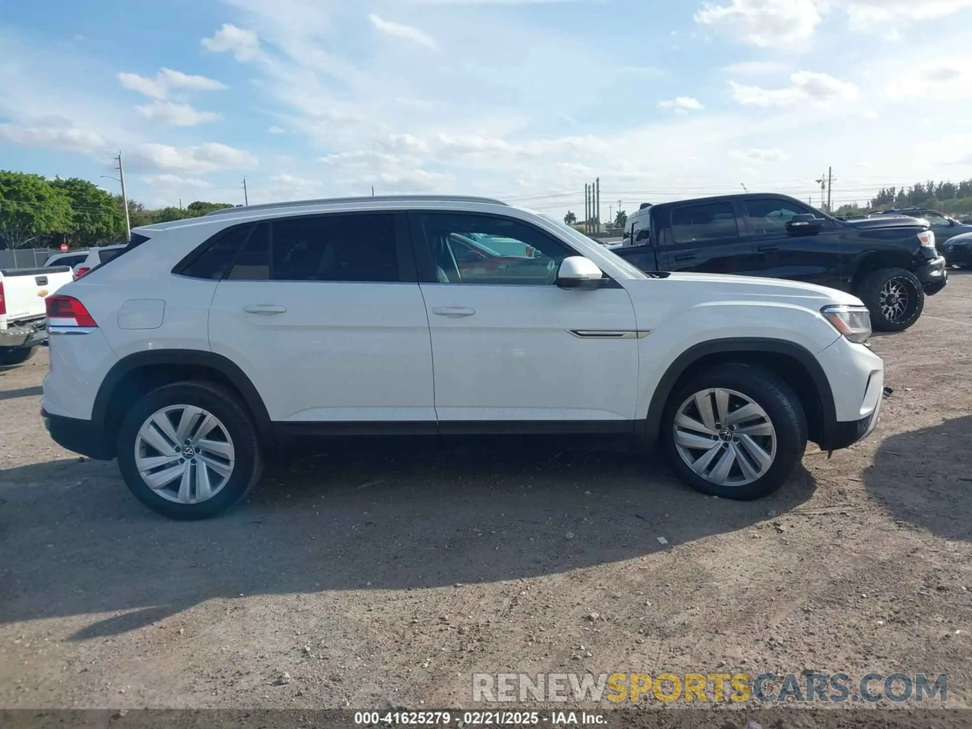14 Photograph of a damaged car 1V25E2CA9LC226501 VOLKSWAGEN ATLAS CROSS SPORT 2020