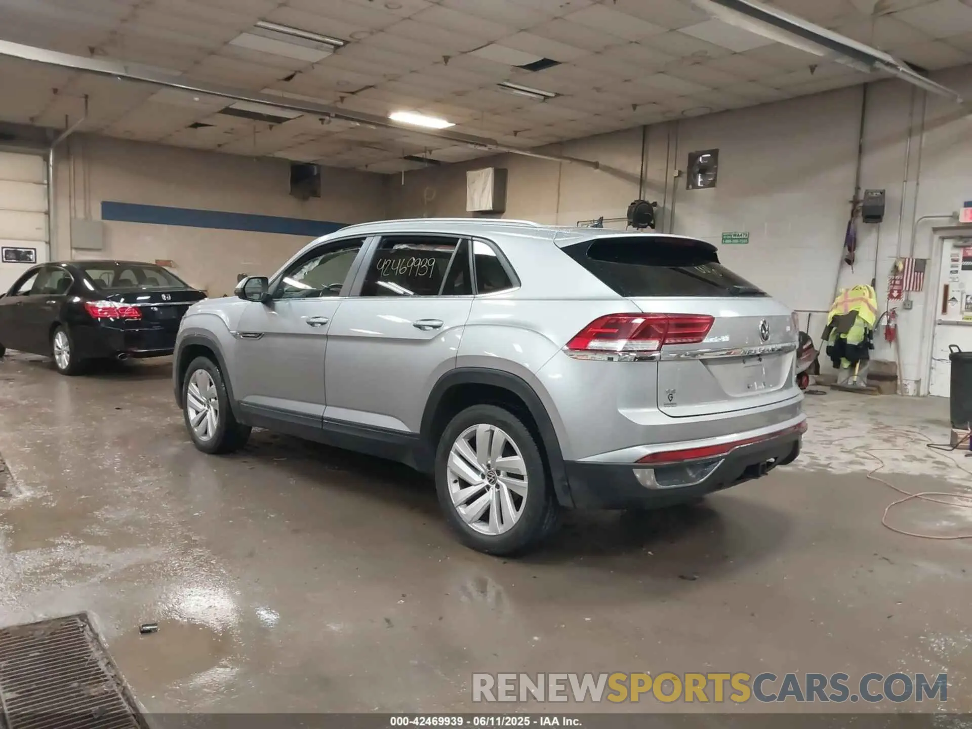 3 Photograph of a damaged car 1V26C2CA4LC203248 VOLKSWAGEN ATLAS CROSS SPORT 2020