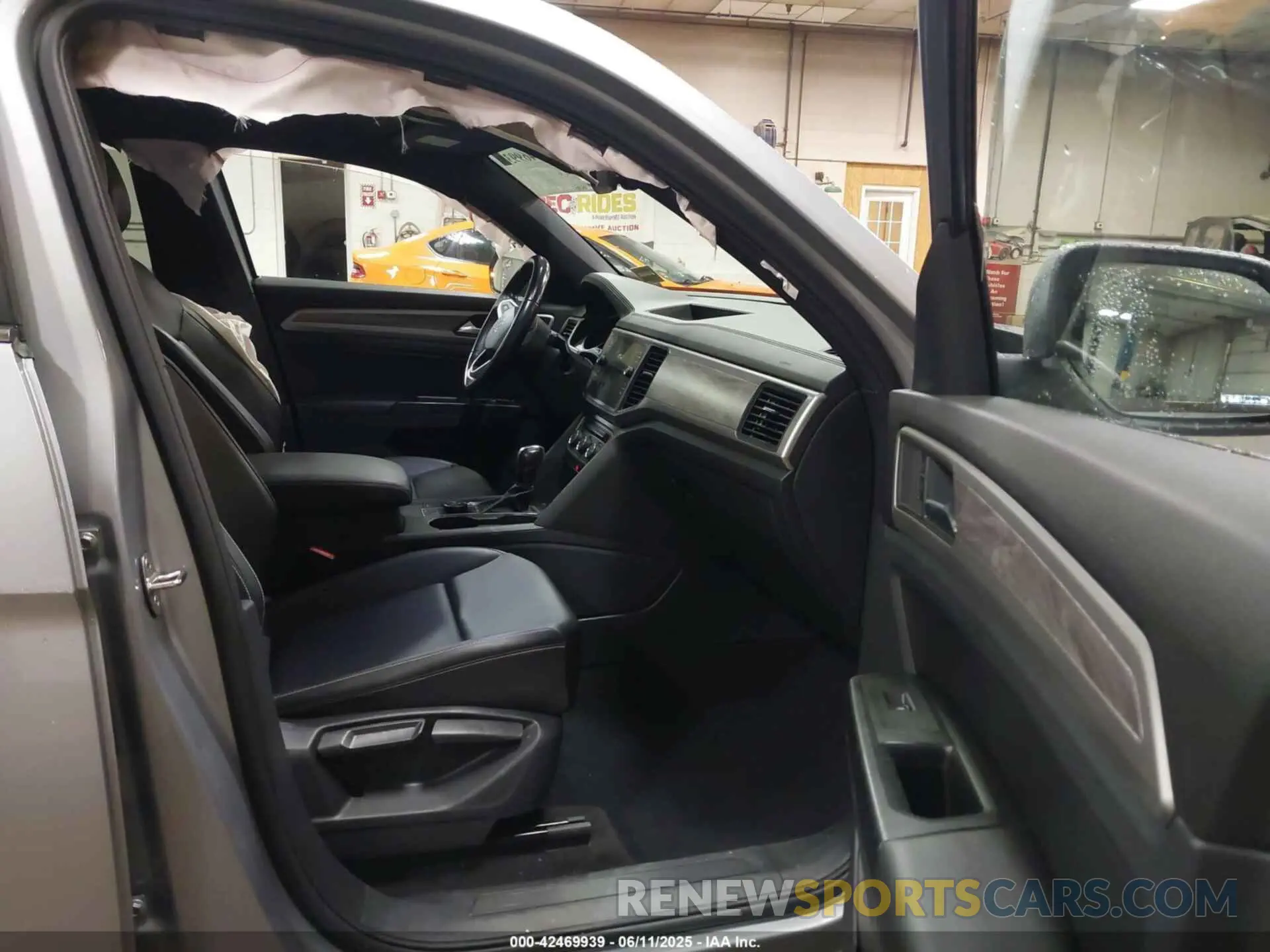 5 Photograph of a damaged car 1V26C2CA4LC203248 VOLKSWAGEN ATLAS CROSS SPORT 2020