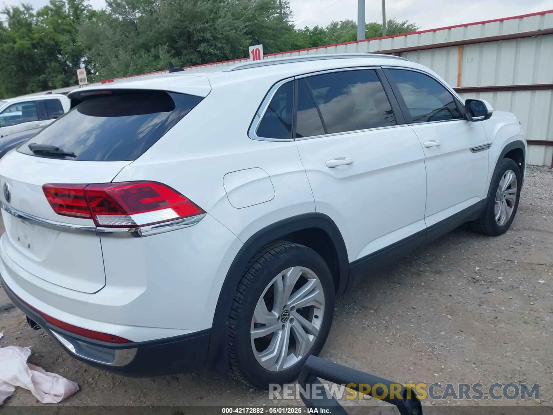 4 Photograph of a damaged car 1V2EE2CA0LC229108 VOLKSWAGEN ATLAS CROSS SPORT 2020